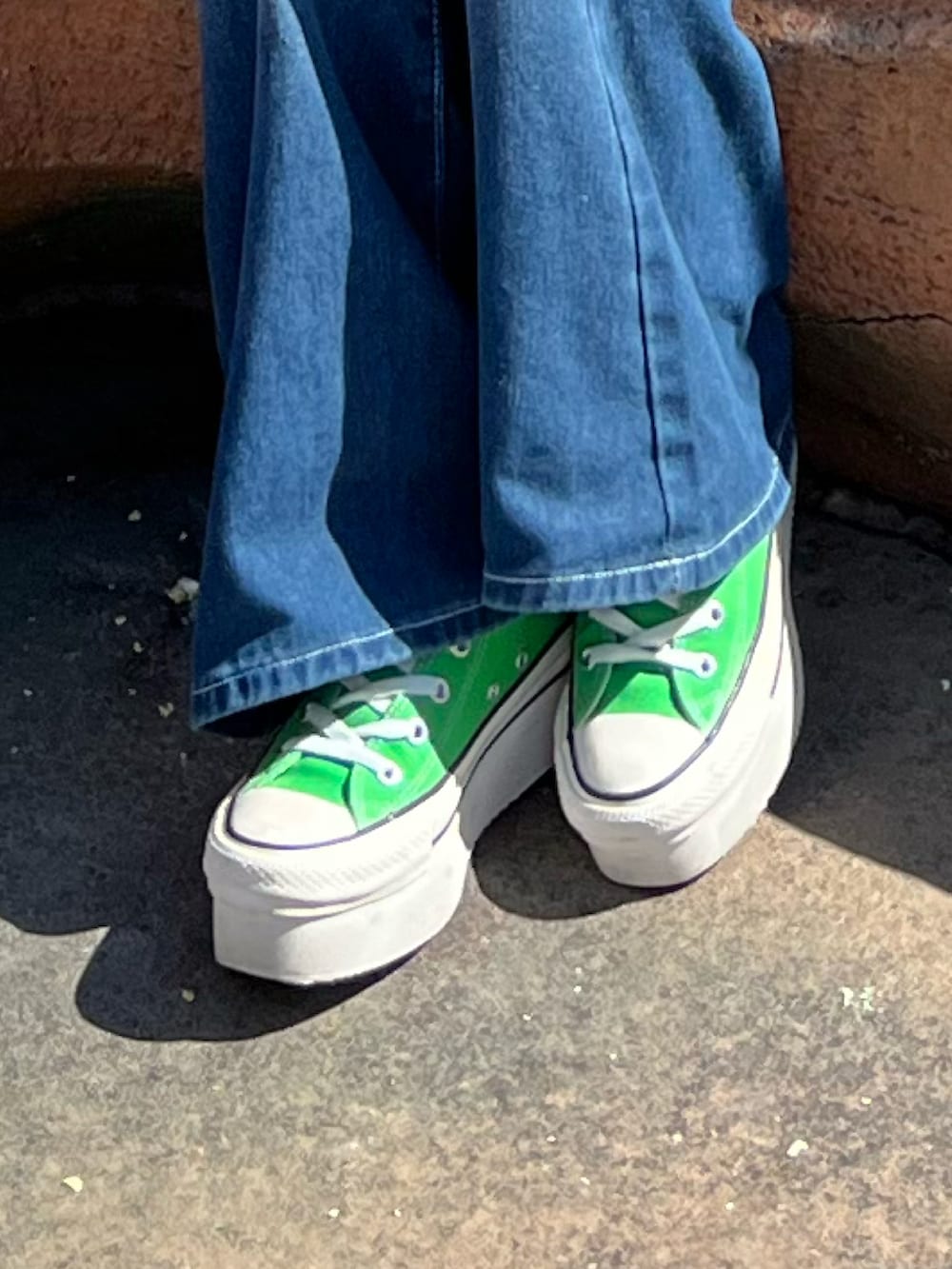 「ディズニーコーデ、ハロウィンコーデ、コンバース、厚底、美容師コーデ、美容師の休日」｜「CONVERSEのALL STAR CHUNKYLINE HI 　31306570（スニーカー、グリーン系）」を使った、senaさん（レディース・153cm）の冬コーディネートの2枚目の写真