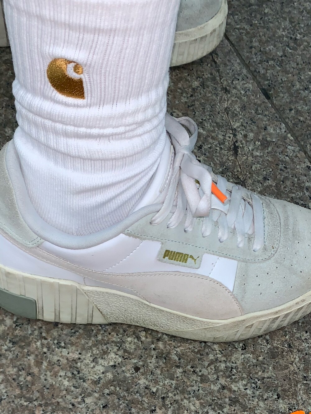 ホワイト系のスカート、ホワイト系のシャツ/ブラウス、ブルー系のショルダーバッグを着用したレディースの冬コーディネートの3枚目の写真