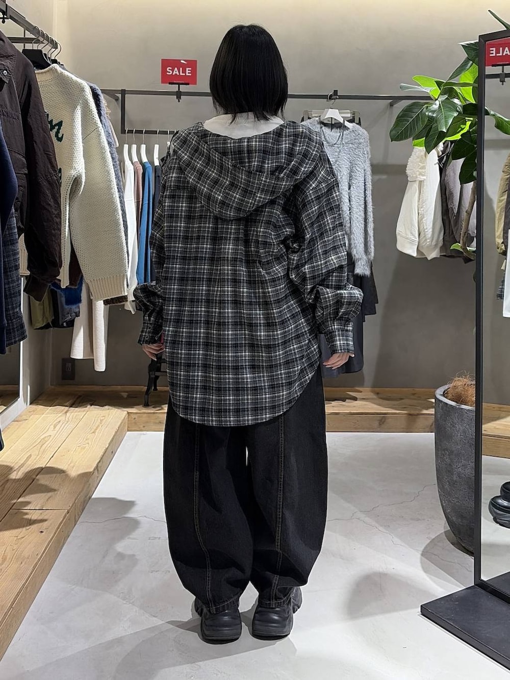 ブラック系のデニムパンツ、ホワイト系のTシャツ/カットソー、グレー系のシャツ/ブラウスを着用したレディースの冬コーディネートの3枚目の写真