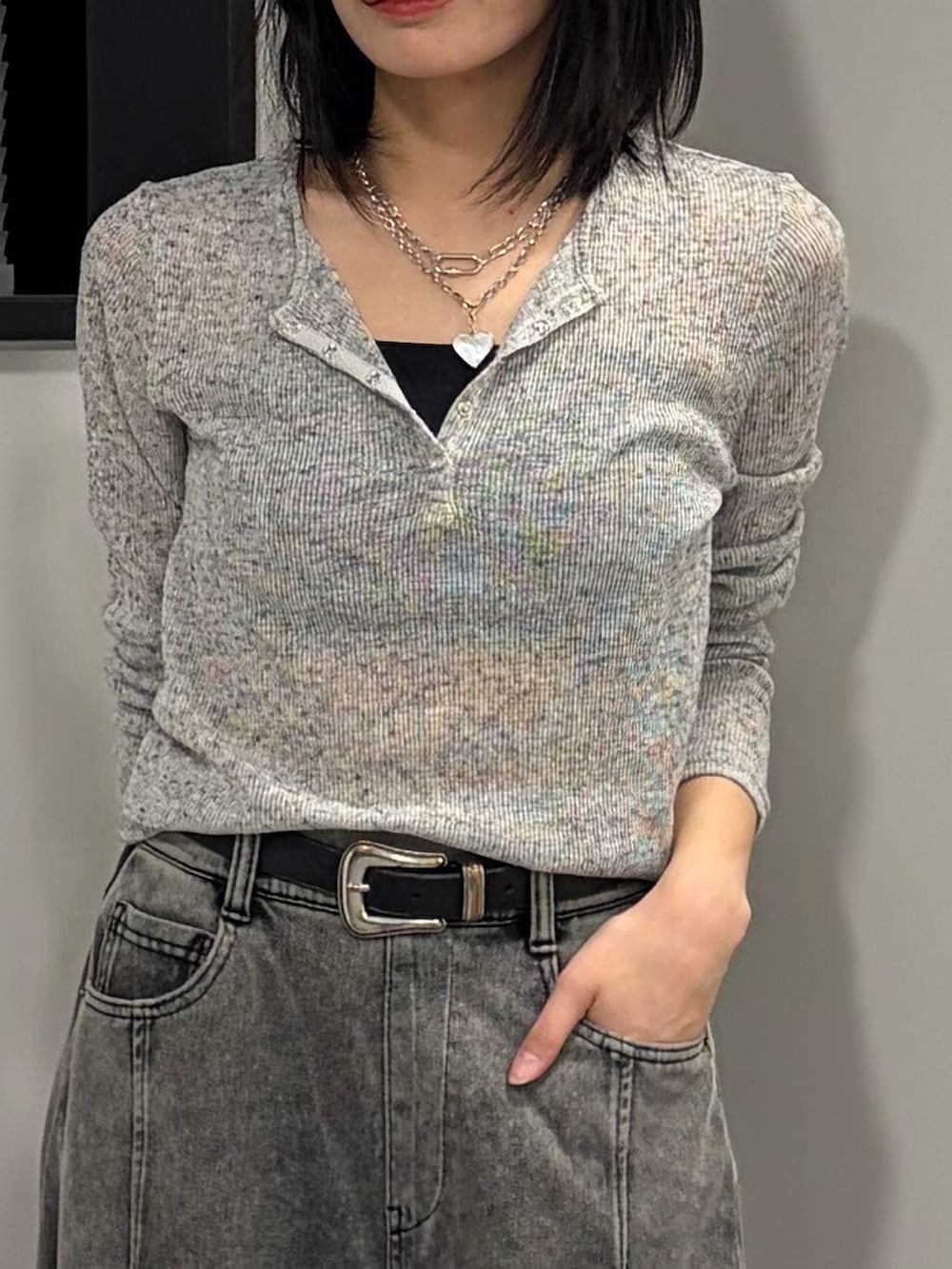 ブラック系のブーツ、ブラック系のデニムパンツ、グレー系のTシャツ/カットソーを着用したレディースの春コーディネートの4枚目の写真