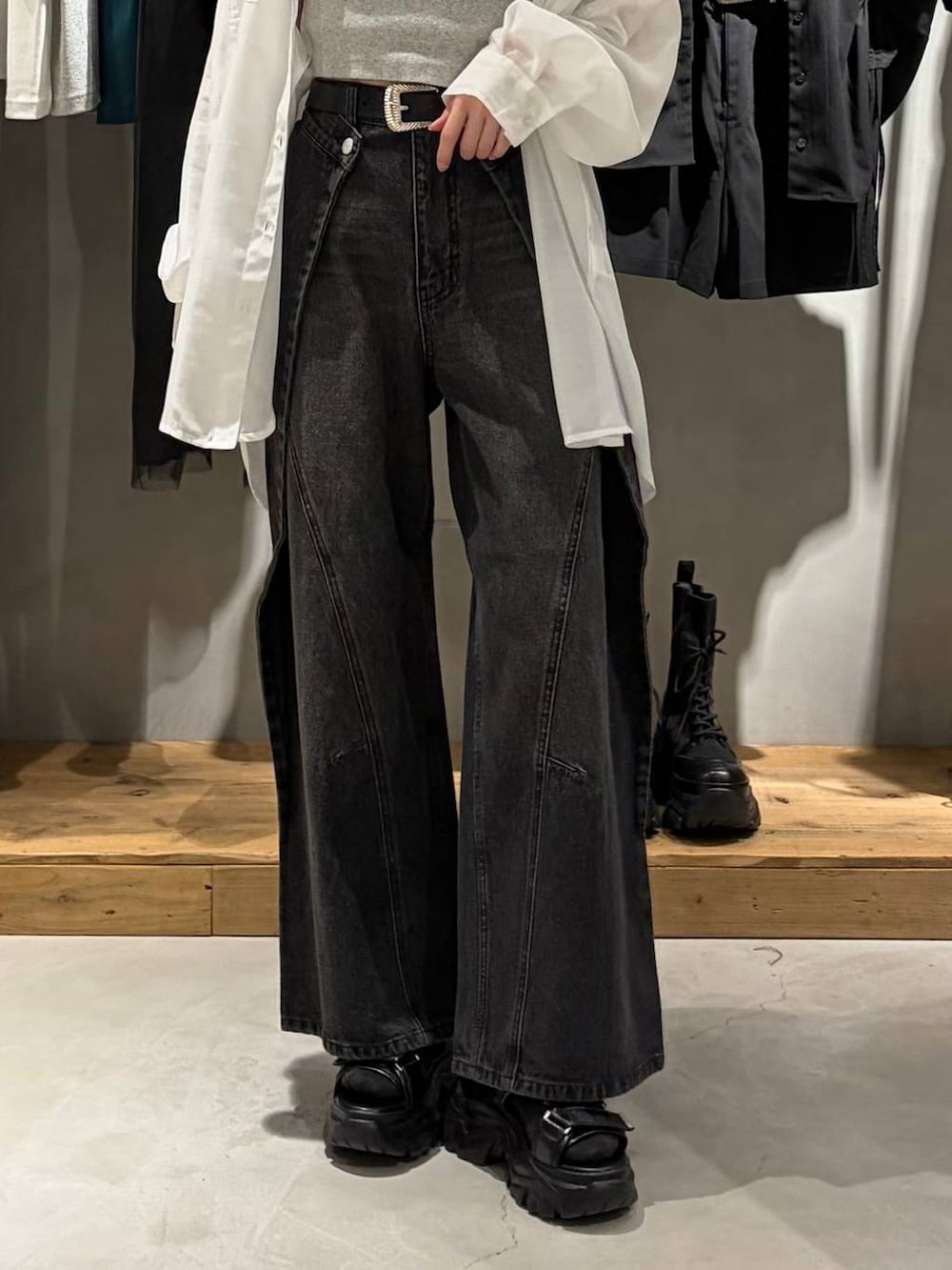 ブラック系のサンダル、ホワイト系のシャツ/ブラウス、グレー系のTシャツ/カットソーを着用したレディースの春コーディネートの5枚目の写真