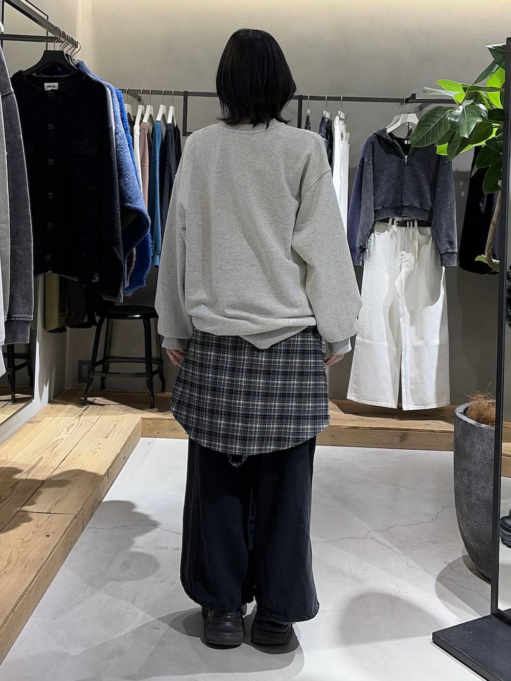 ブラック系のブーツ、グレー系のスウェット、ブラック系のスウェットパンツを着用したレディースの冬コーディネートの3枚目の写真