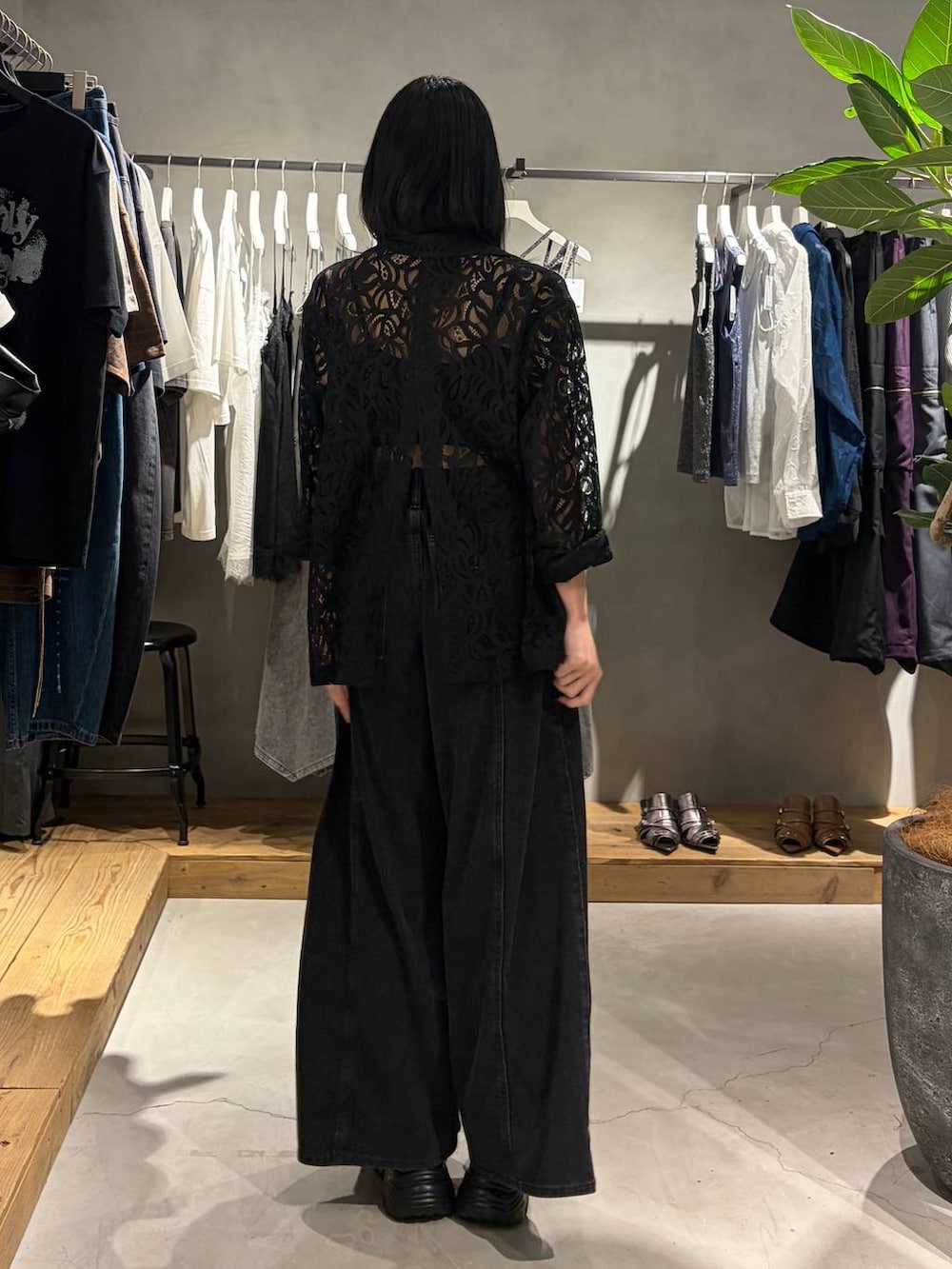 ブラック系のデニムパンツ、ブラック系のテーラードジャケット、ブラック系のキャミソールを着用したレディースの夏コーディネートの3枚目の写真
