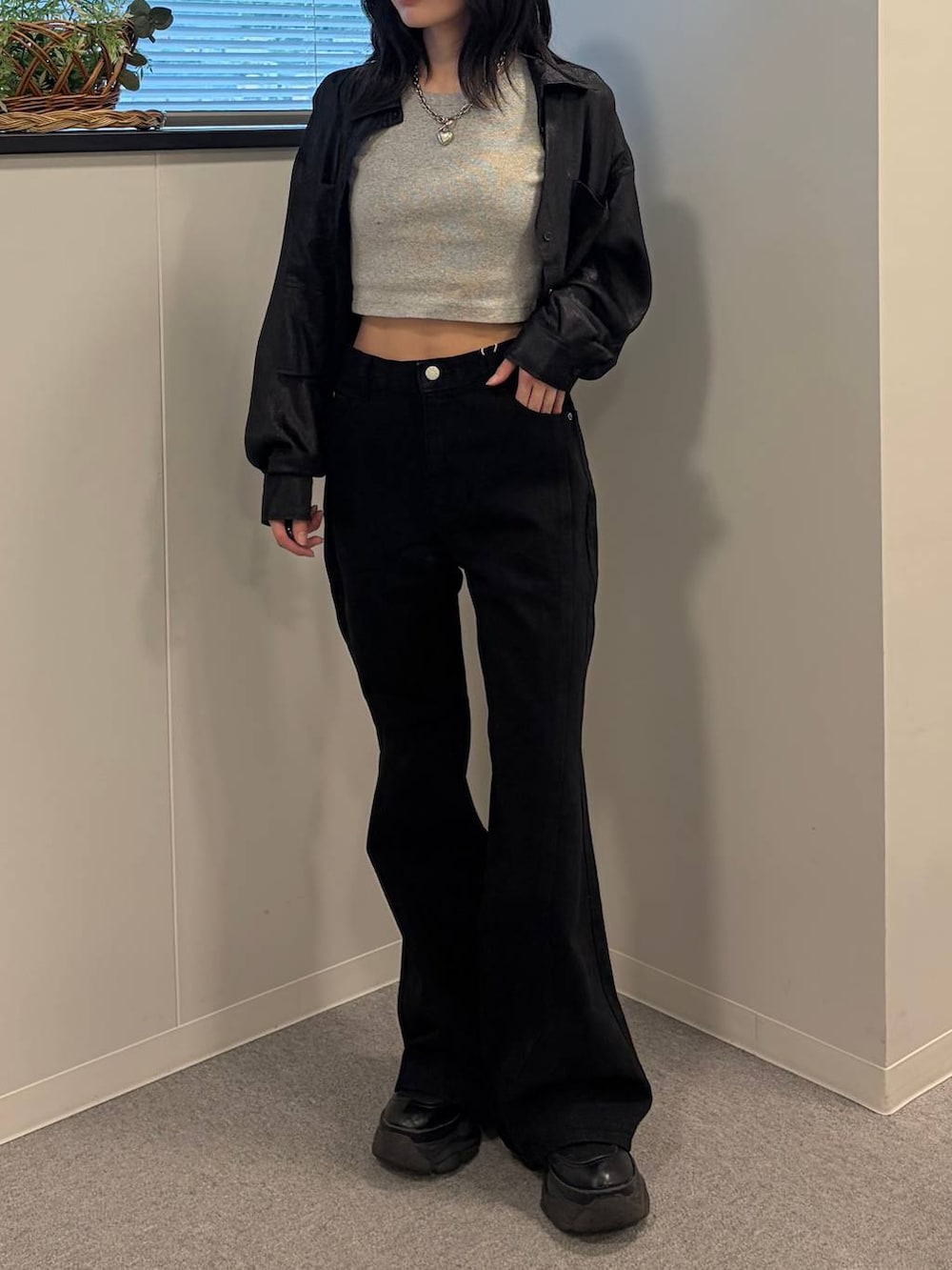 ブラック系のデニムパンツ、グレー系のTシャツ/カットソー、ブラック系のシャツ/ブラウスを着用したレディースの夏コーディネートの7枚目の写真