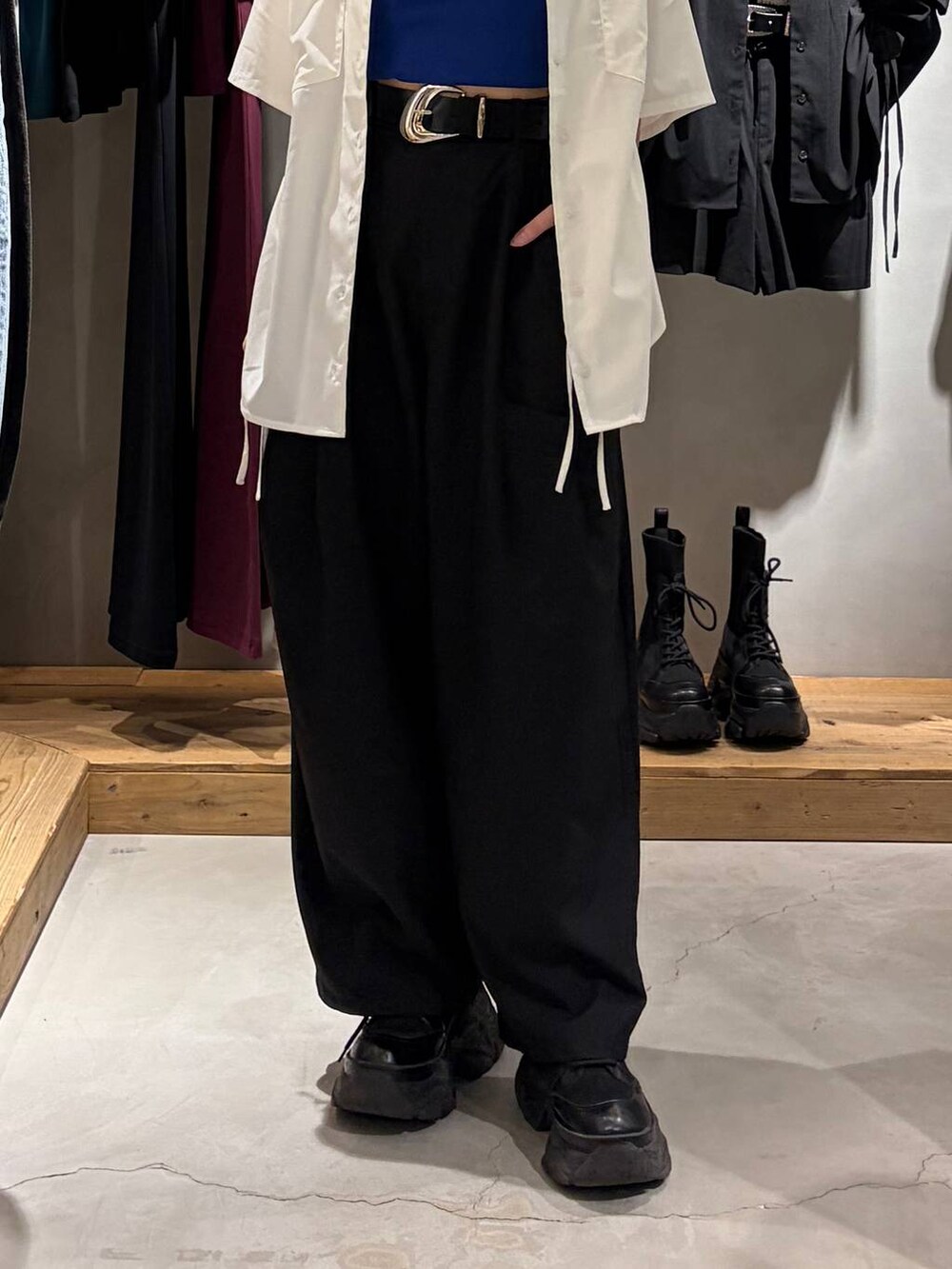 ブラック系のその他パンツ、ホワイト系のシャツ/ブラウス、ブラック系のベルトを着用したレディースの春コーディネートの5枚目の写真