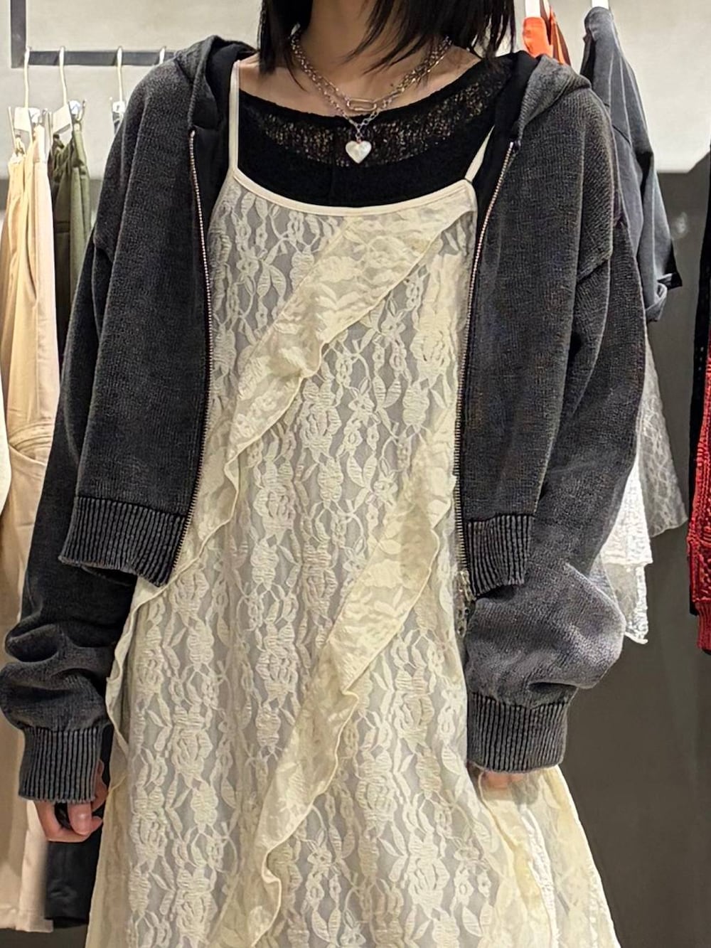 ブラック系のブーツ、グレー系のスウェットパンツ、グレー系のパーカーを着用したレディースの春コーディネートの4枚目の写真