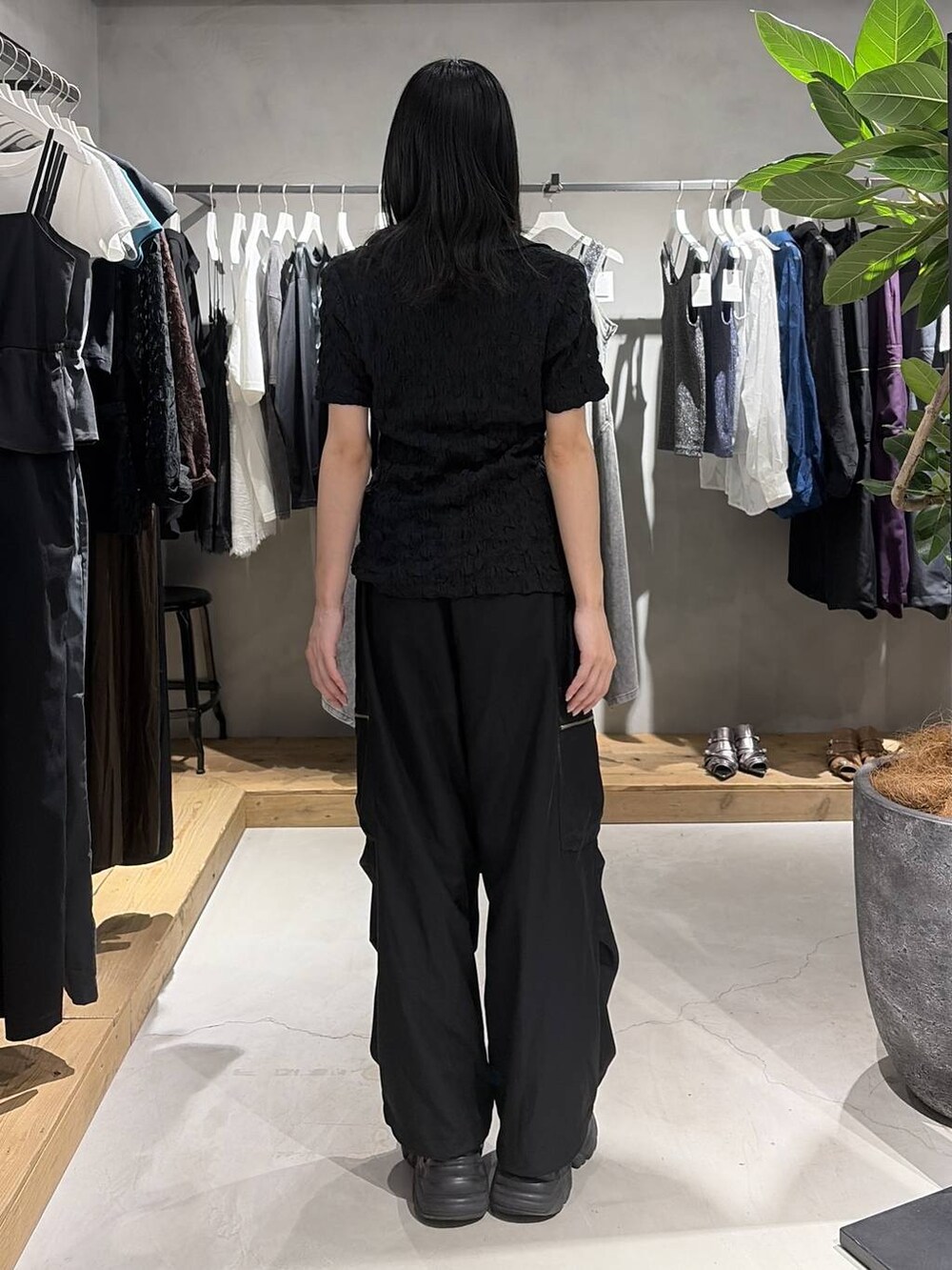ブラック系のカーゴパンツ、ブラック系のシャツ/ブラウス、ブラック系のベルトを着用したレディースの夏コーディネートの3枚目の写真
