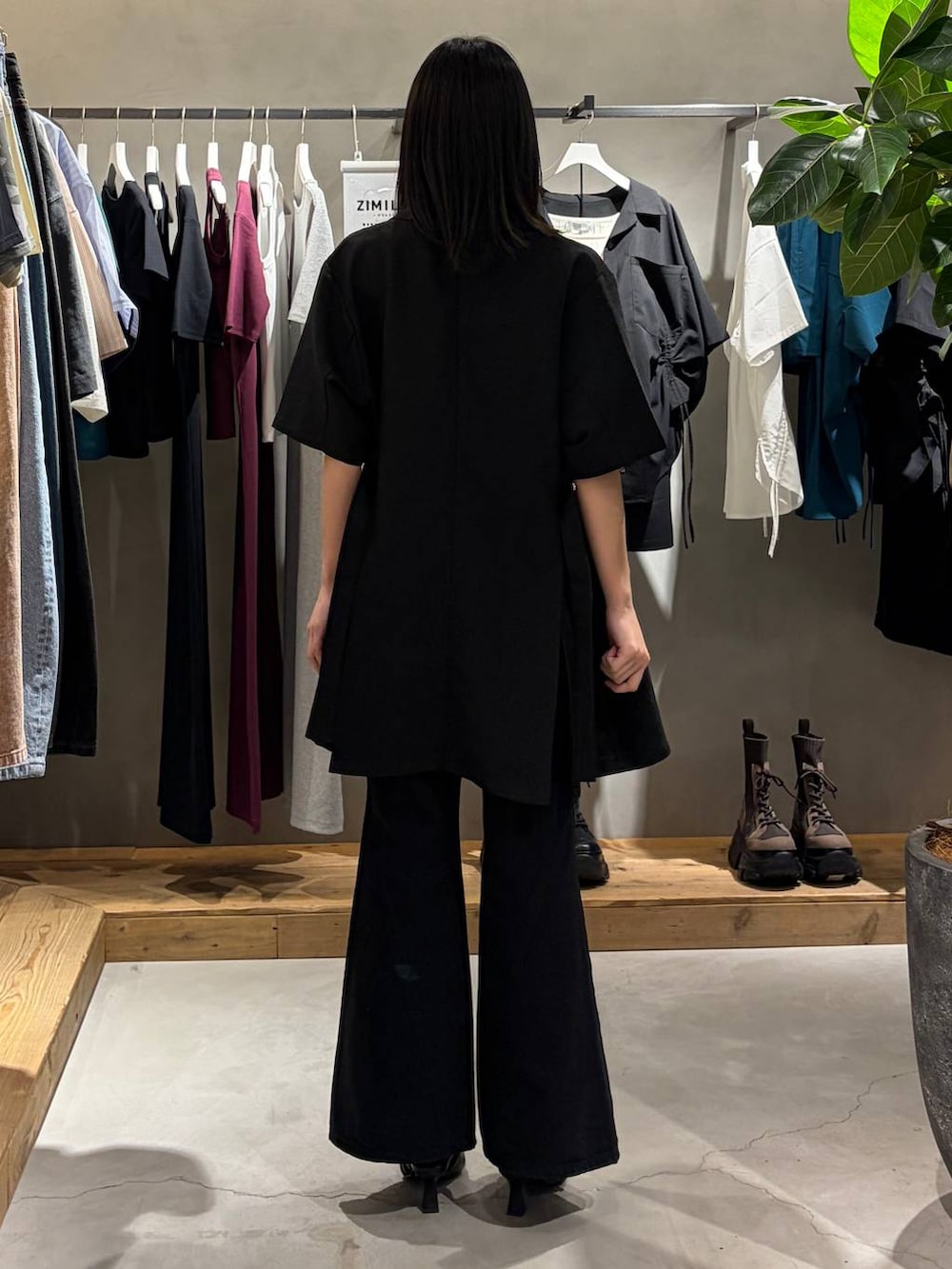 ブラック系のキャミソール、ブラック系のデニムパンツ、ブラック系のサンダルを着用したレディースの春コーディネートの3枚目の写真
