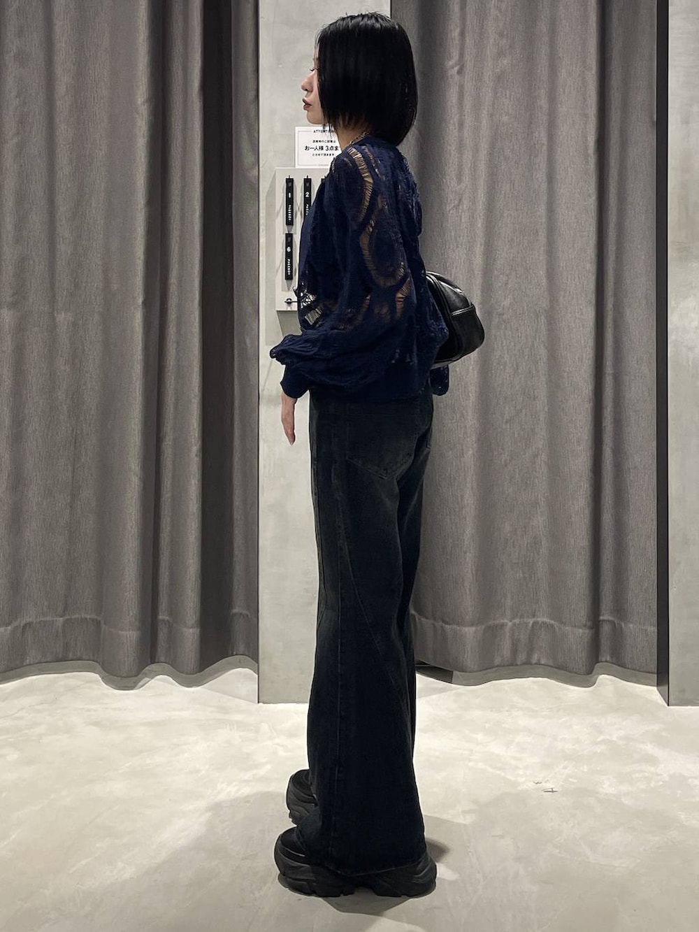 ブラック系のブーツ、ブラック系のキャミソール、ブルー系のカーディガン/ボレロを着用したレディースの秋コーディネートの2枚目の写真