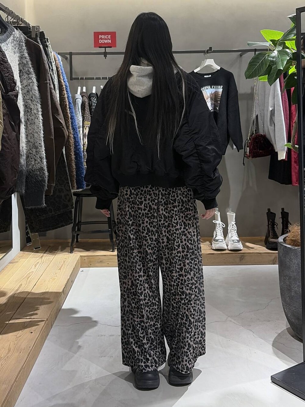 ブラック系のブーツ、グレー系のパーカー、ベージュ系のその他パンツを着用したレディースの冬コーディネートの3枚目の写真