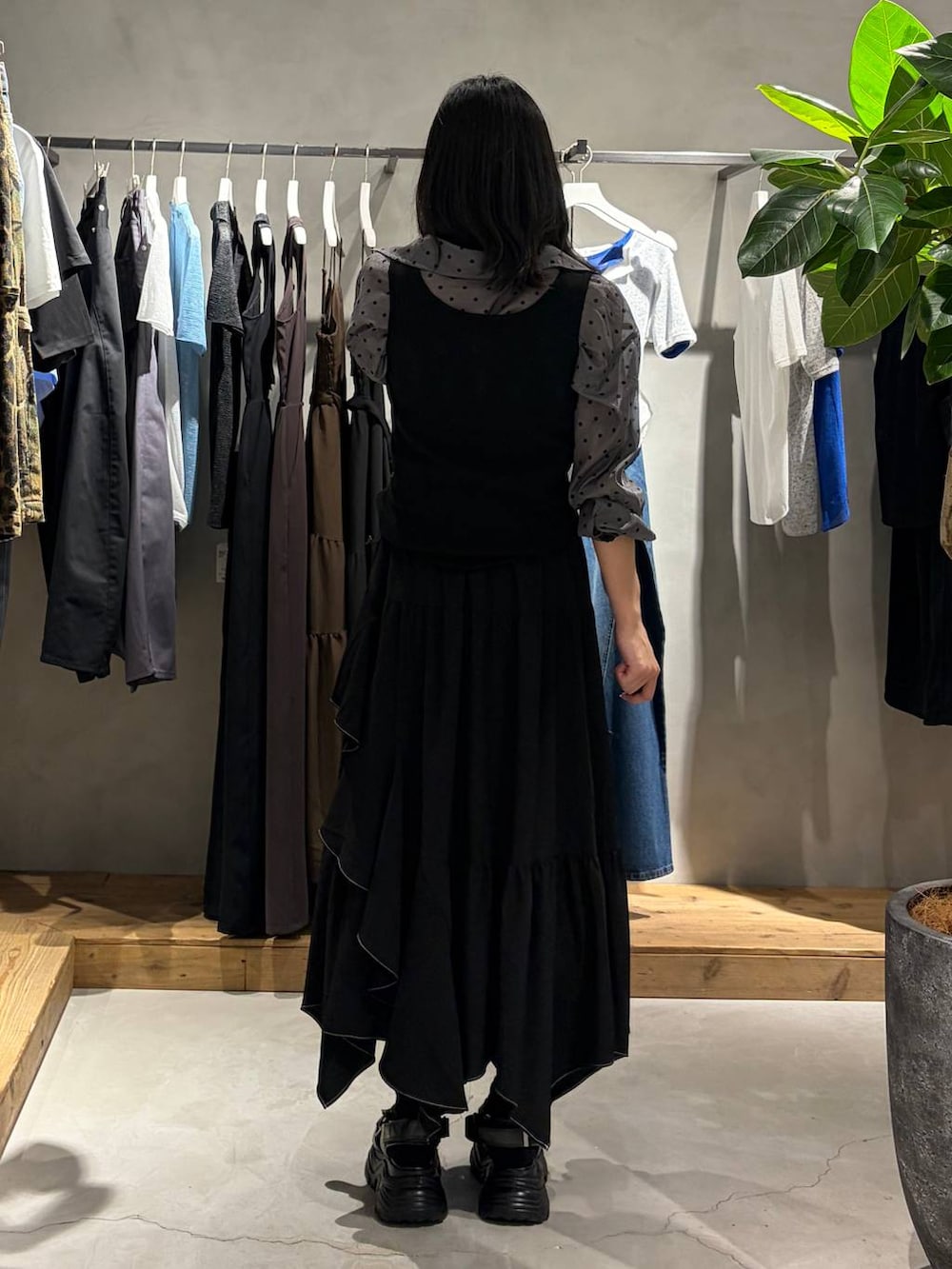 ブラック系のスカート、ブラック系のサンダル、ブラック系のタンクトップを着用したレディースの夏コーディネートの3枚目の写真