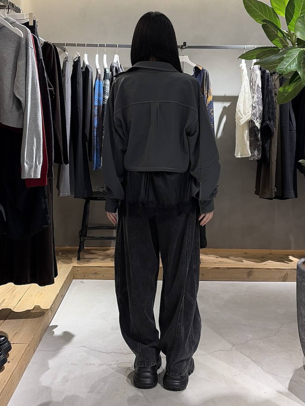 ブラック系のキャミソール、グレー系のシャツ/ブラウス、ブラック系のスニーカーを着用したレディースの夏コーディネートの3枚目の写真