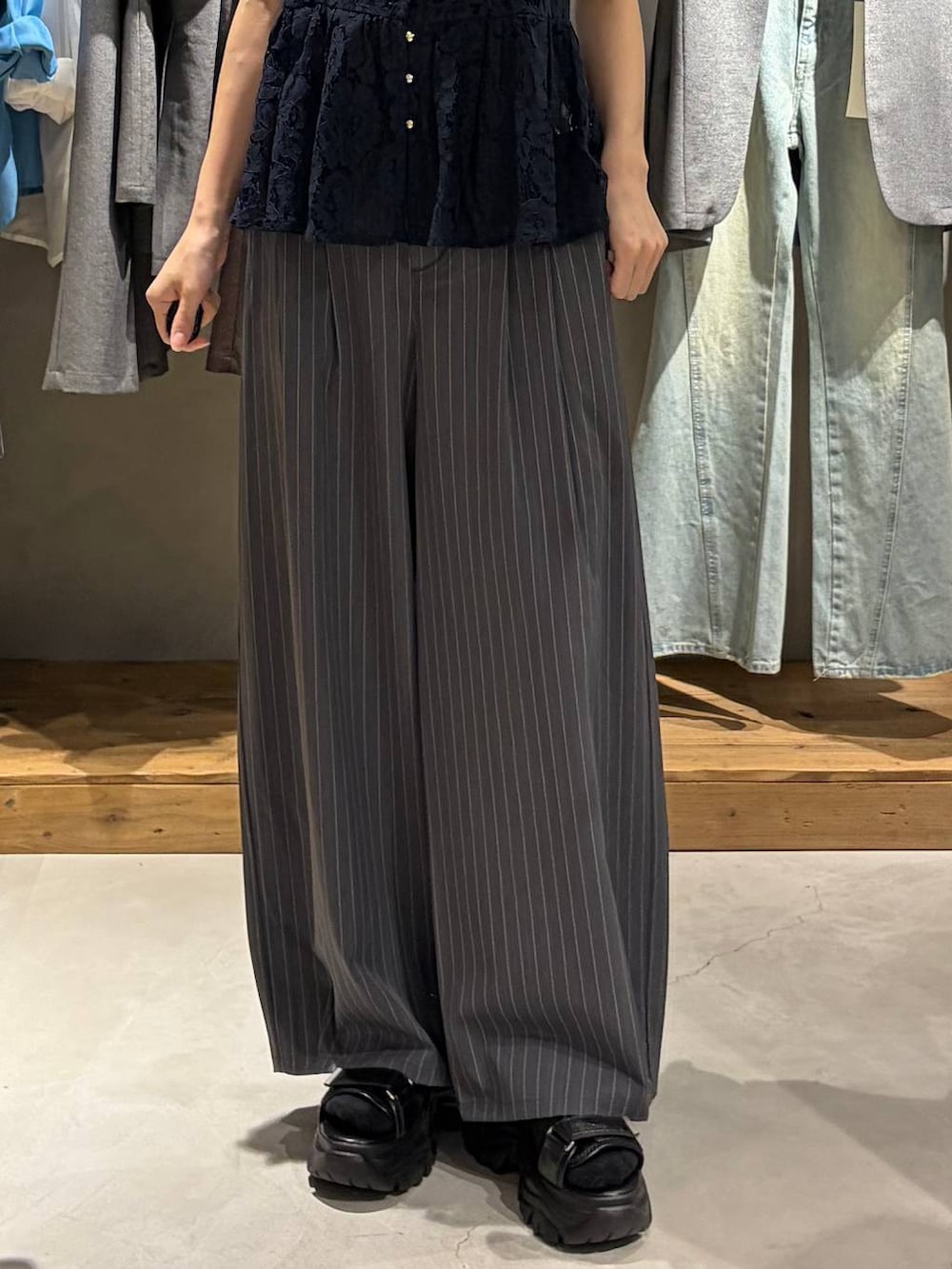 ブラック系のサンダル、ブラック系のTシャツ/カットソー、ブルー系のその他トップスを着用したレディースの夏コーディネートの5枚目の写真