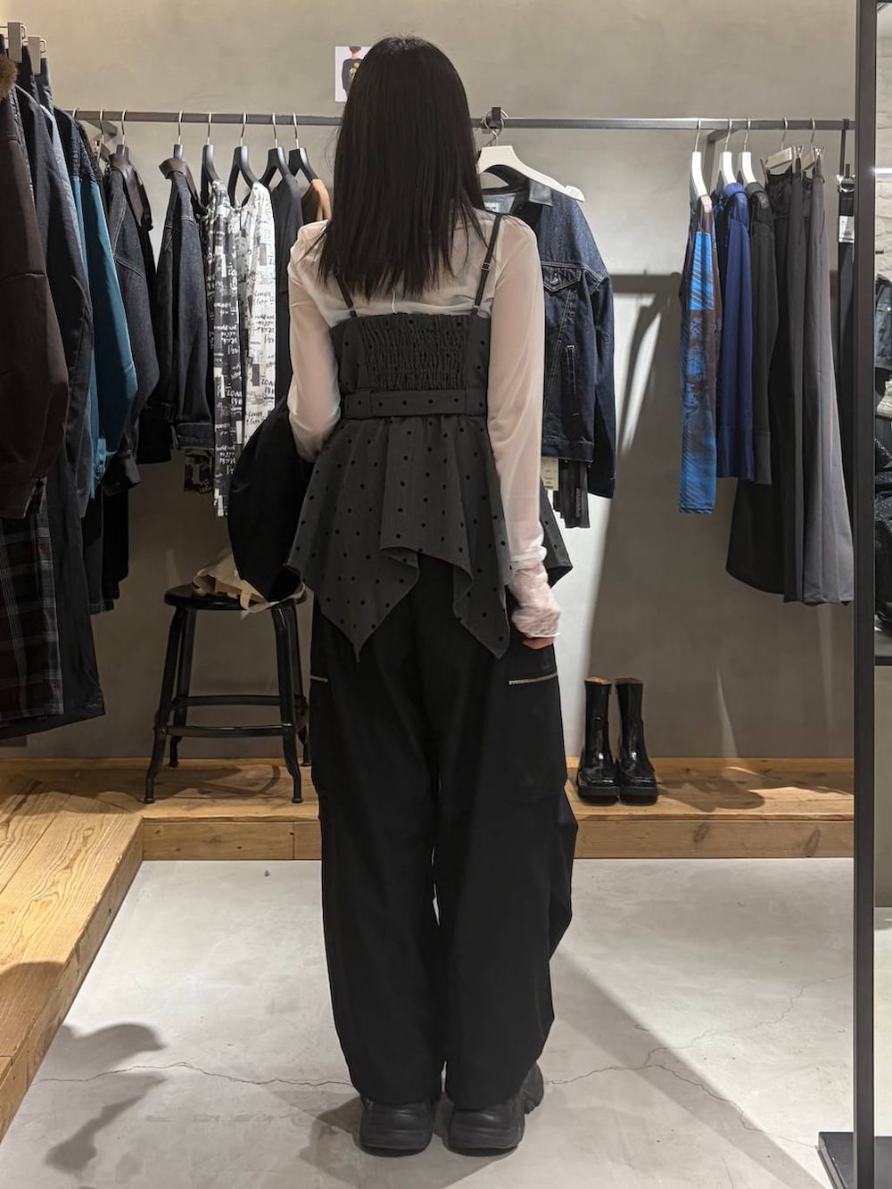 ブラック系のカーゴパンツ、ホワイト系のその他トップス、ブラック系のブルゾンを着用したレディースの秋コーディネートの3枚目の写真