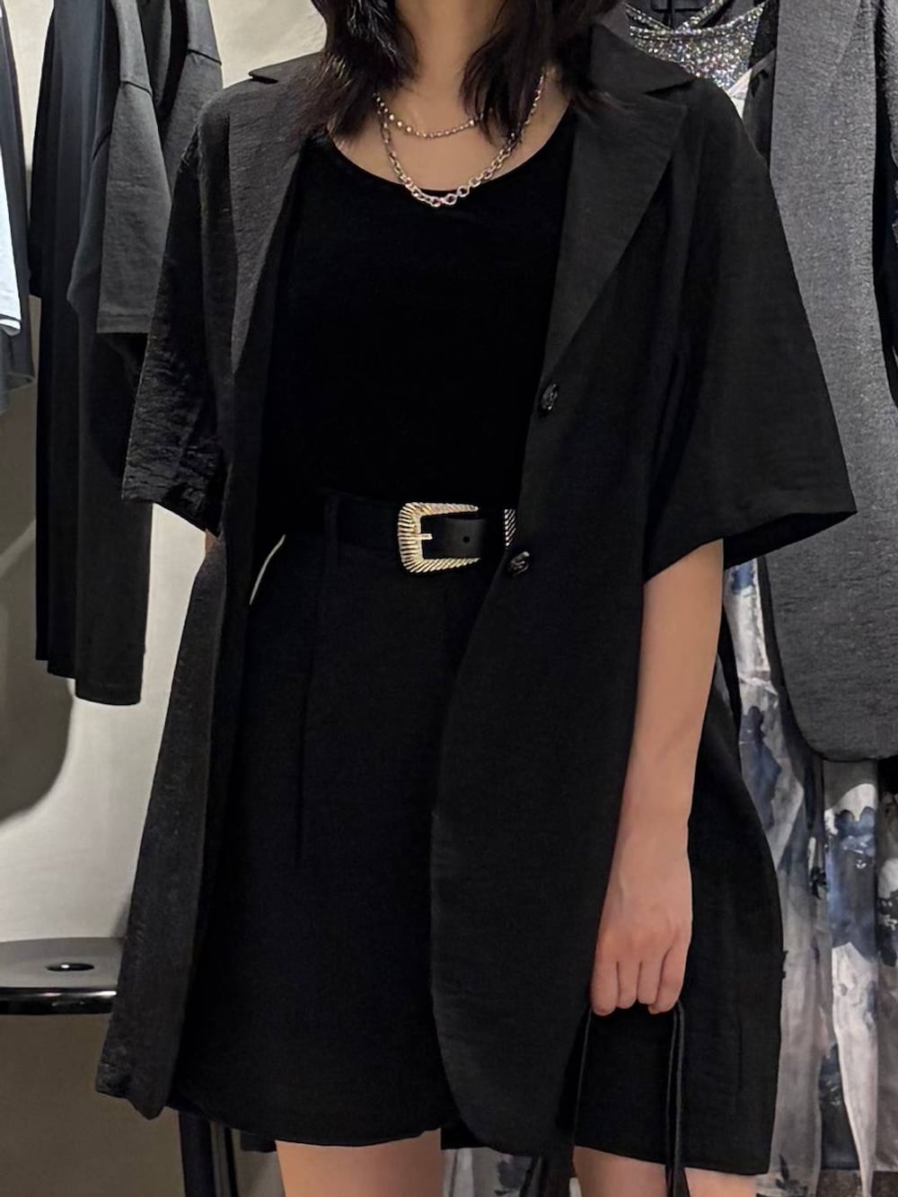 ブラック系のその他パンツ、ブラック系のテーラードジャケット、ブラック系のタンクトップを着用したレディースの夏コーディネートの4枚目の写真