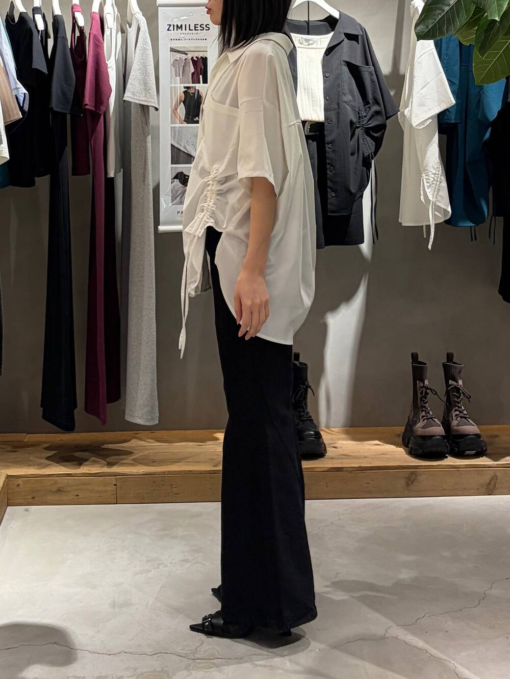 ブラック系のデニムパンツ、ブラック系のサンダル、ホワイト系のシャツ/ブラウスを着用したレディースの春コーディネートの7枚目の写真