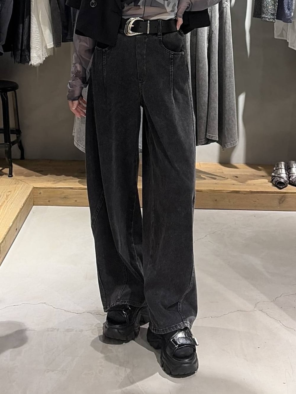 ブラック系のテーラードジャケット、ホワイト系のTシャツ/カットソー、ブラック系のデニムパンツを着用したレディースの夏コーディネートの5枚目の写真