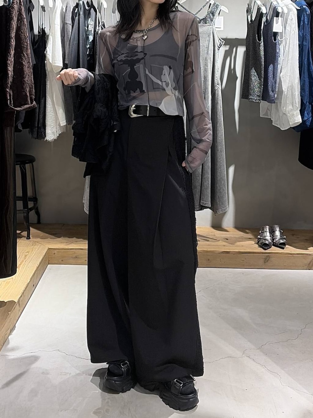 ブラック系のテーラードジャケット、ホワイト系のTシャツ/カットソー、ブラック系のサンダルを着用したレディースの夏コーディネートの4枚目の写真
