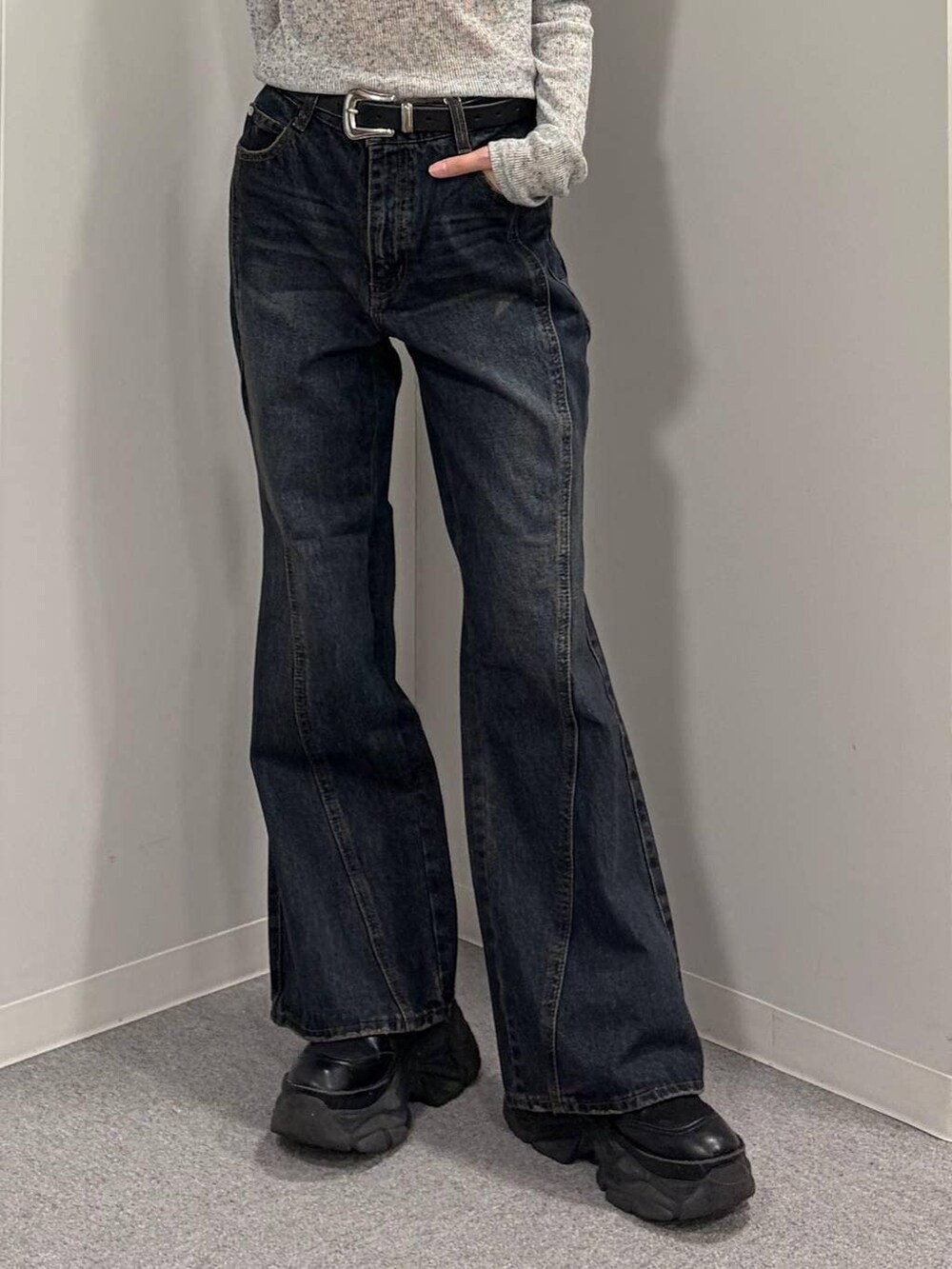 ブラック系のブーツ、ブルー系のデニムパンツ、グレー系のTシャツ/カットソーを着用したレディースの春コーディネートの5枚目の写真