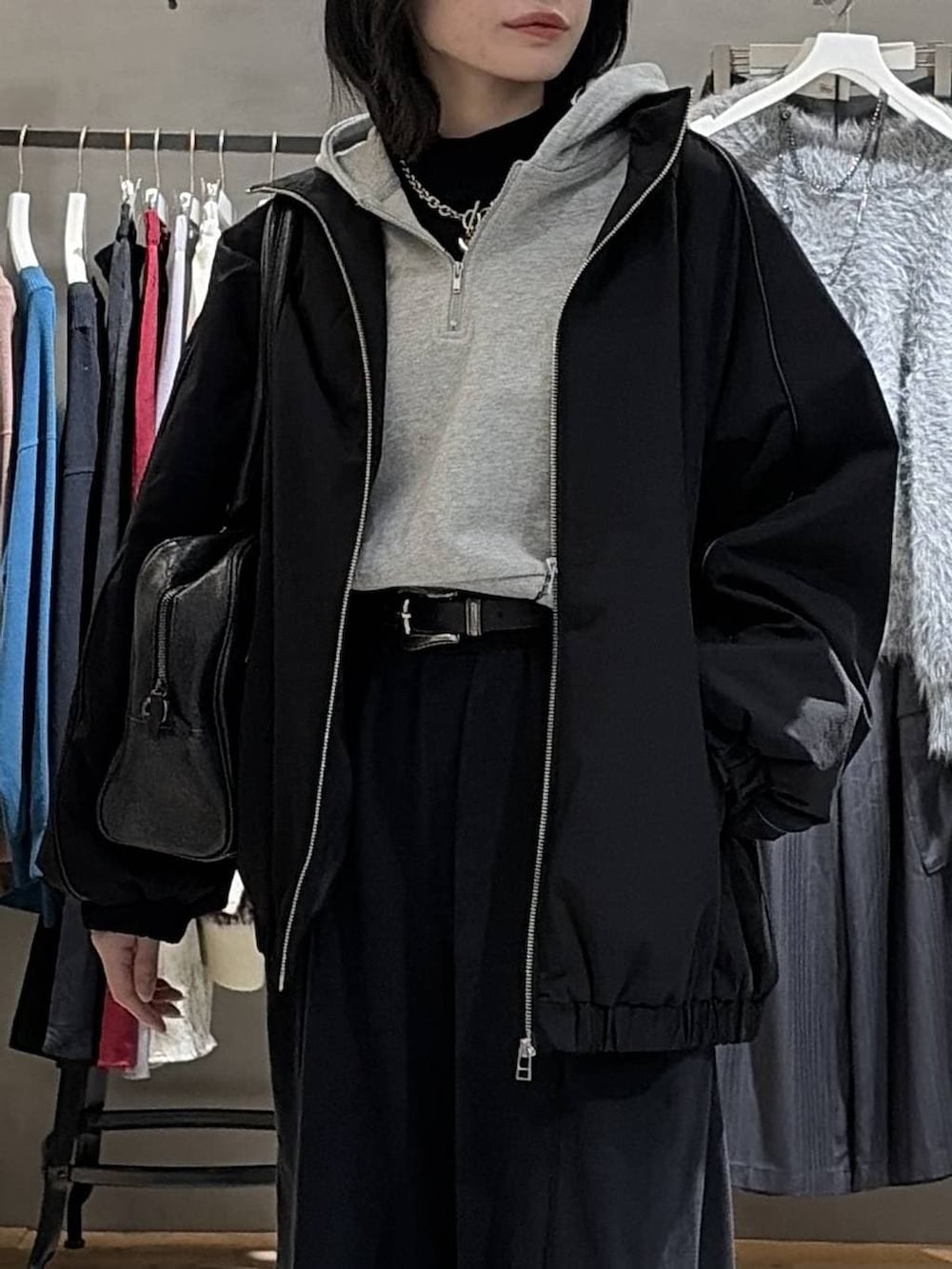 ブラック系のブーツ、ブラック系のニット/セーター、ブラック系のナイロンジャケットを着用したレディースの冬コーディネートの4枚目の写真