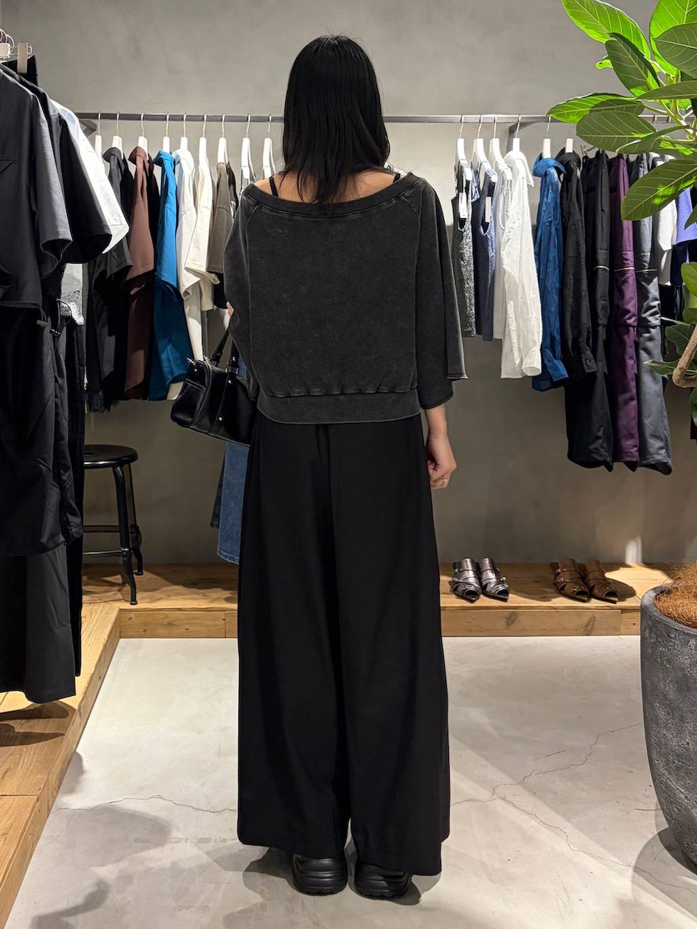 ブラック系のショルダーバッグ、ブラック系のTシャツ/カットソー、ブラック系のスニーカーを着用したレディースの夏コーディネートの3枚目の写真