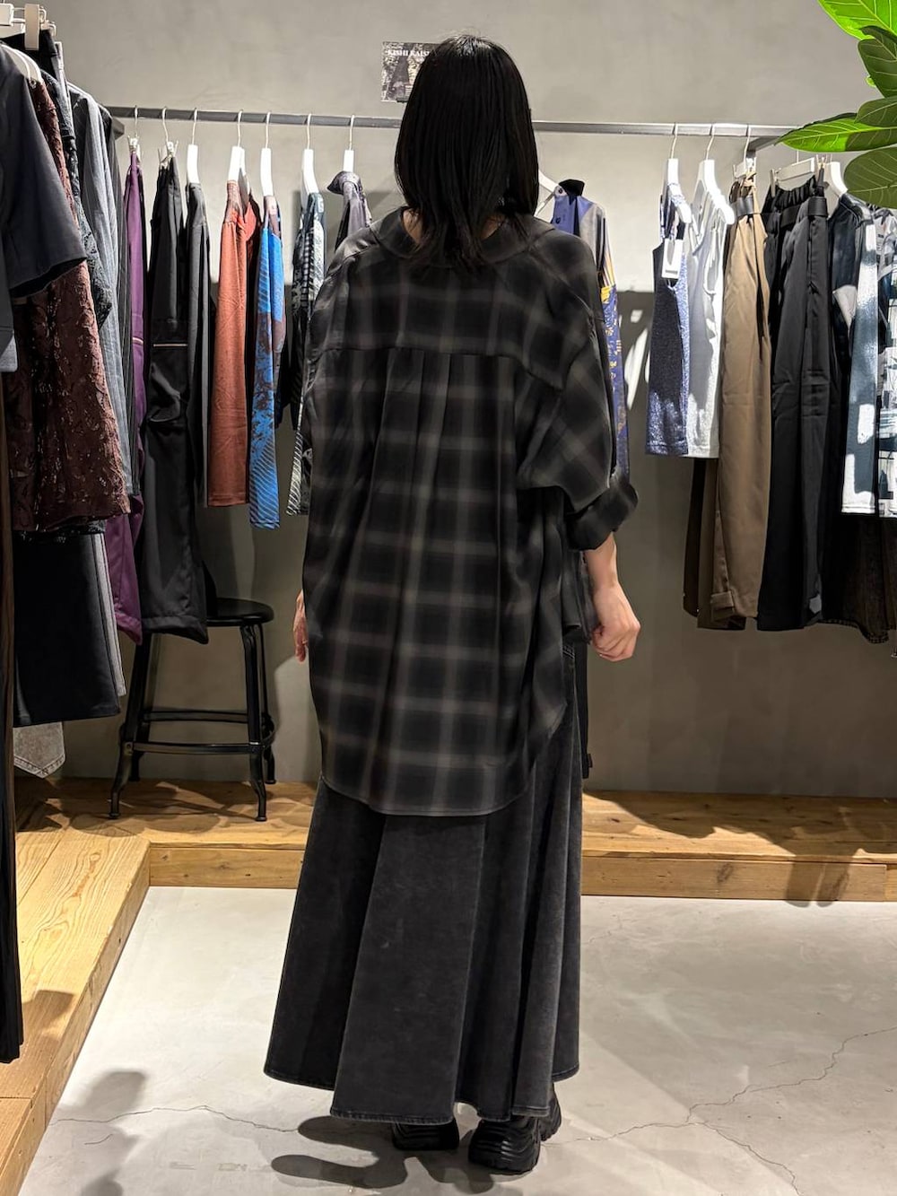 ブラック系のシャツ/ブラウス、ブラック系のキャミソール、ブラック系のデニムスカートを着用したレディースの夏コーディネートの3枚目の写真