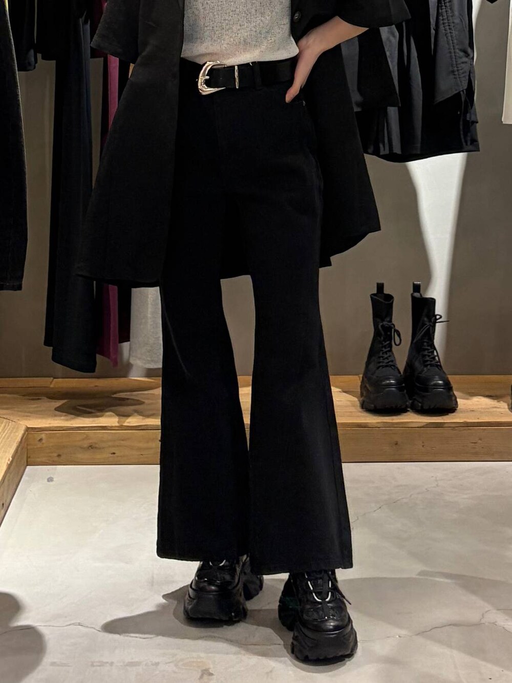 ブラック系のスニーカー、ブラック系のデニムパンツ、ブラック系のテーラードジャケットを着用したレディースの春コーディネートの5枚目の写真