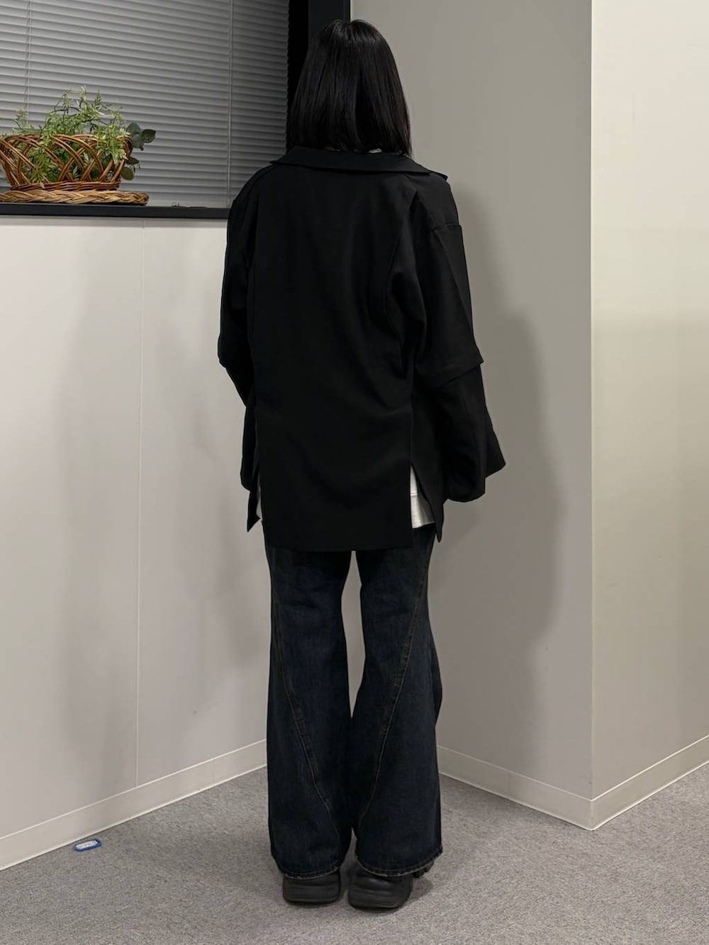 ブラック系のブーツ、ブルー系のデニムパンツ、ベージュ系のTシャツ/カットソーを着用したレディースの春コーディネートの3枚目の写真