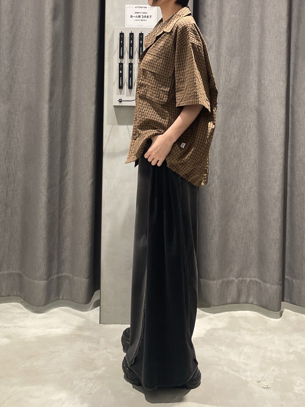 ブラウン系のシャツ/ブラウス、ブラック系のデニムパンツ、ブラック系のスニーカーを着用したレディースの夏コーディネートの2枚目の写真