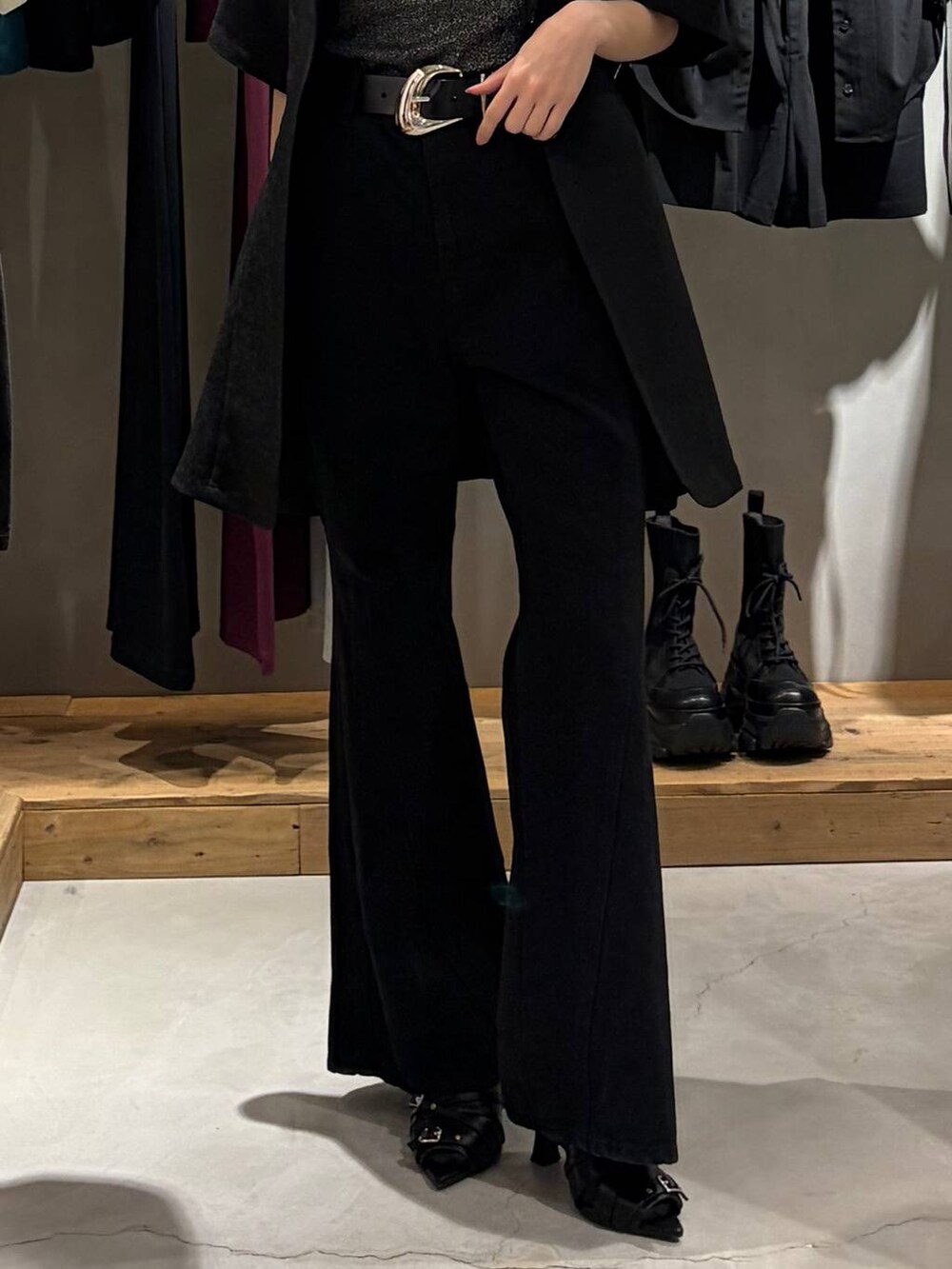 ブラック系のデニムパンツ、ブラック系のサンダル、ブラック系のテーラードジャケットを着用したレディースの春コーディネートの5枚目の写真