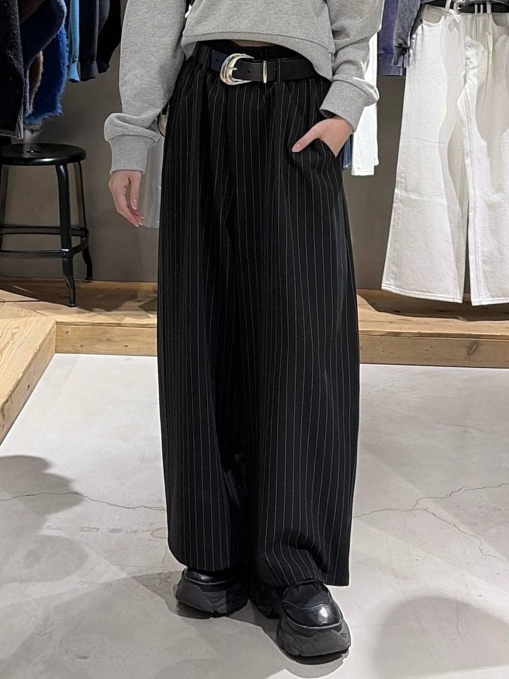 ブラック系のブーツ、ブラック系のボストンバッグ、グレー系のパーカーを着用したレディースの冬コーディネートの5枚目の写真