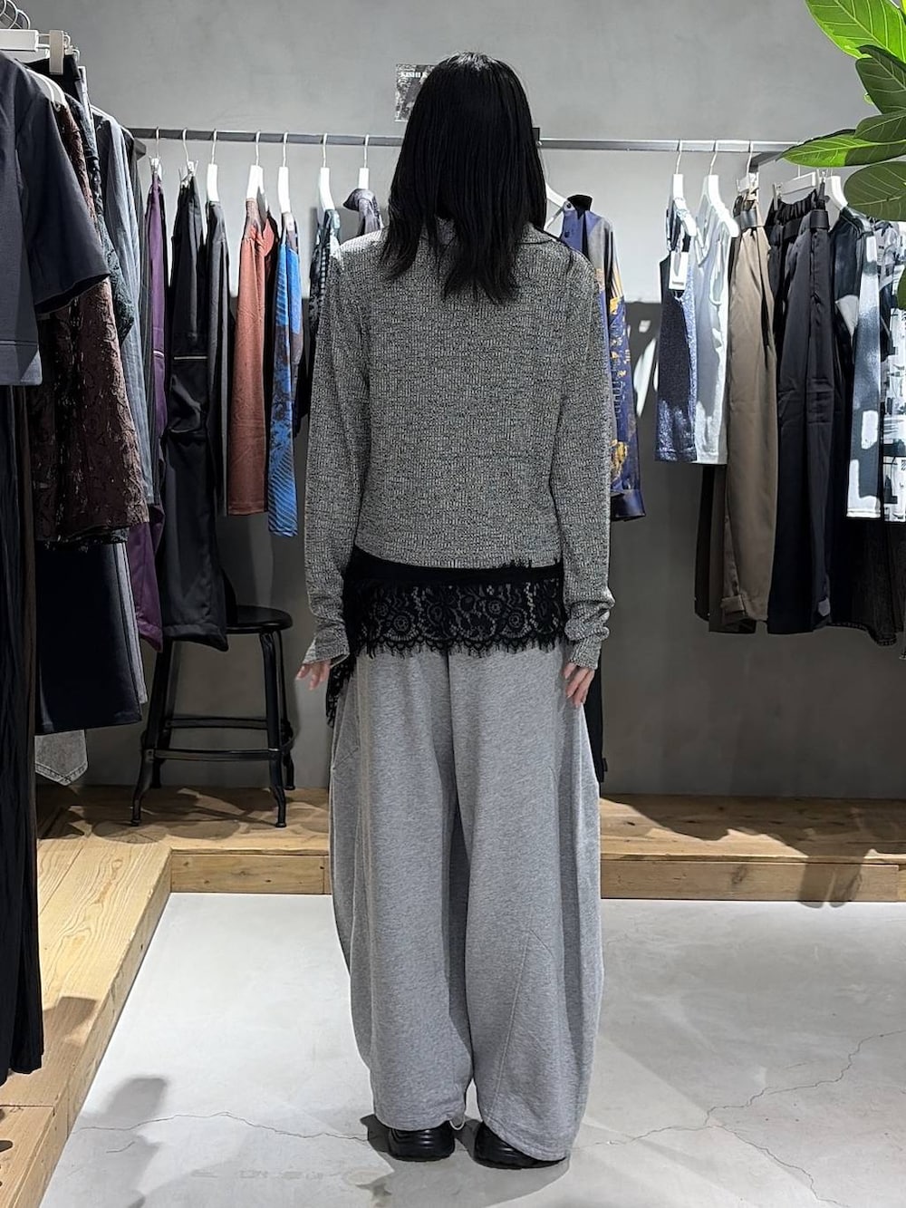 グレー系のスウェットパンツ、グレー系のニット/セーター、ブラック系のサンダルを着用したレディースの夏コーディネートの3枚目の写真