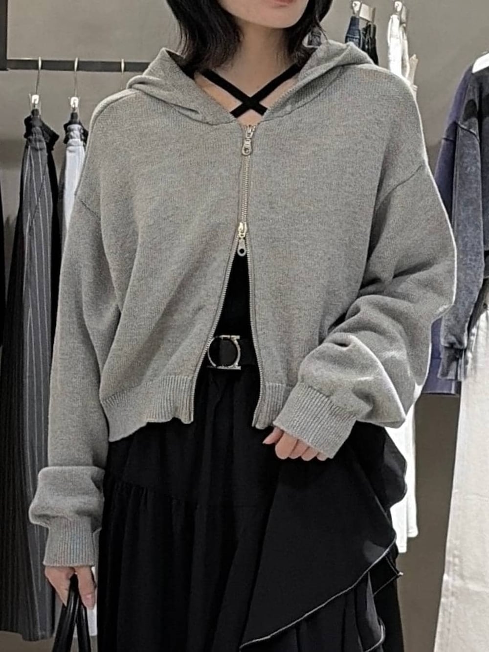 ブラック系のブーツ、ブラック系のスカート、ブラック系のニット/セーターを着用したレディースの冬コーディネートの4枚目の写真