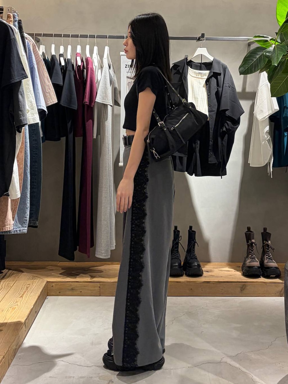 ブラック系のサンダル、ブラック系のトートバッグ、ブラック系のTシャツ/カットソーを着用したレディースの春コーディネートの2枚目の写真