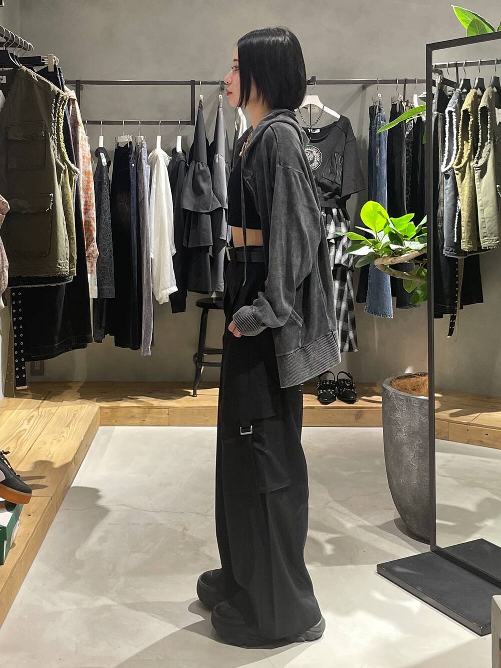 ブラック系のブーツ、ブラック系のキャミソール、グレー系のパーカーを着用したレディースの秋コーディネートの2枚目の写真