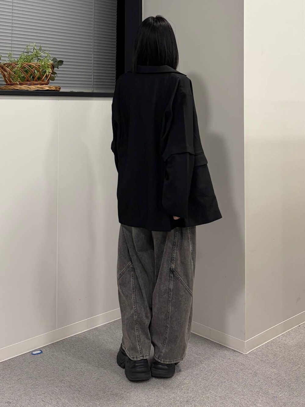 ブラック系のブーツ、ブラック系のデニムパンツ、ブラック系のTシャツ/カットソーを着用したレディースの春コーディネートの3枚目の写真