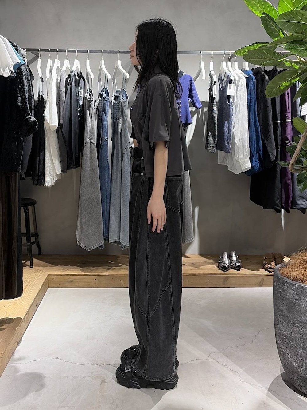 グレー系のシャツ/ブラウス、ブラック系のキャミソール、ブラック系のデニムパンツを着用したレディースの夏コーディネートの2枚目の写真