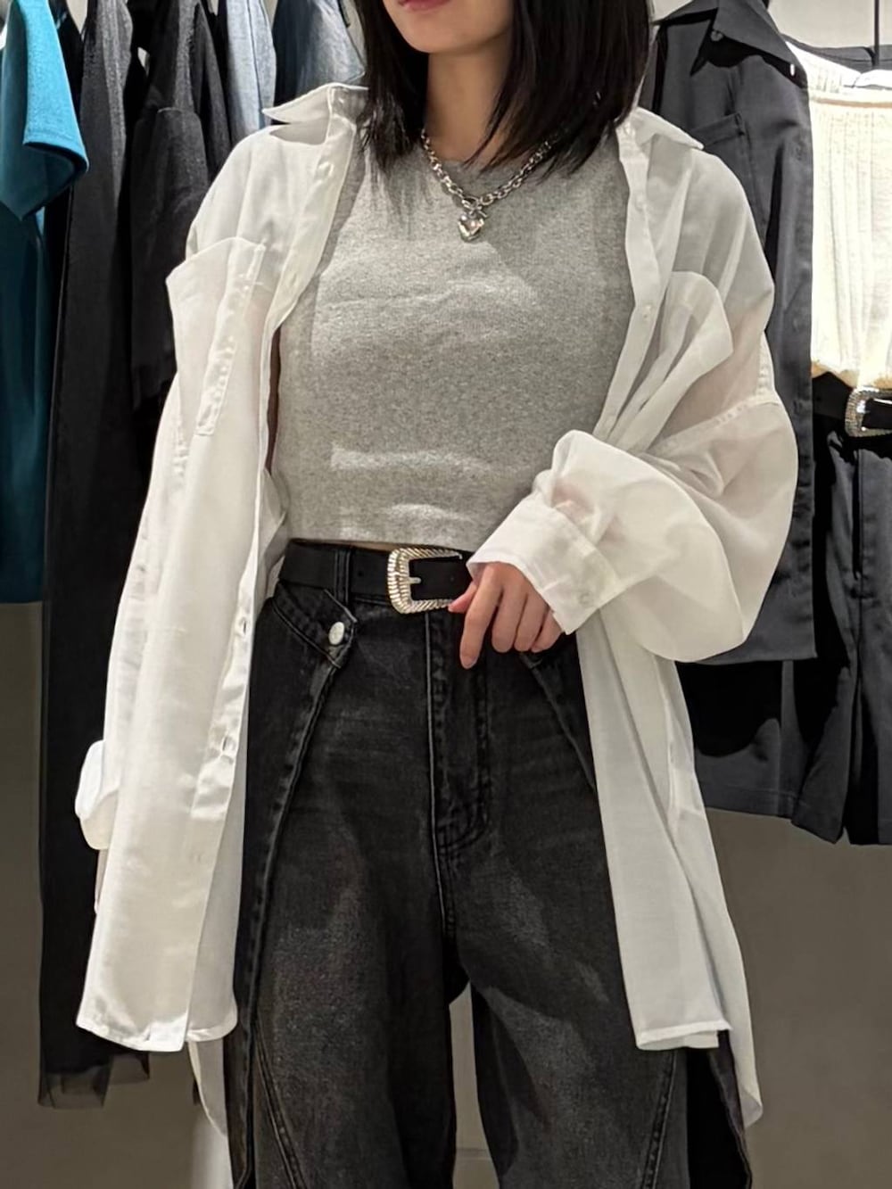 ブラック系のサンダル、ホワイト系のシャツ/ブラウス、グレー系のTシャツ/カットソーを着用したレディースの春コーディネートの4枚目の写真