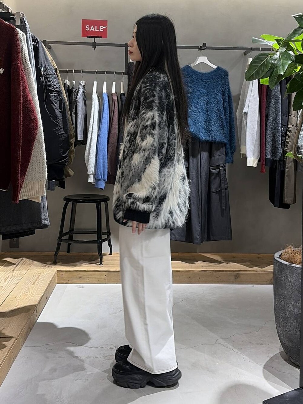 ブラック系のブーツ、ブラック系のカーディガン/ボレロ、ブラック系のニット/セーターを着用したレディースの冬コーディネートの2枚目の写真