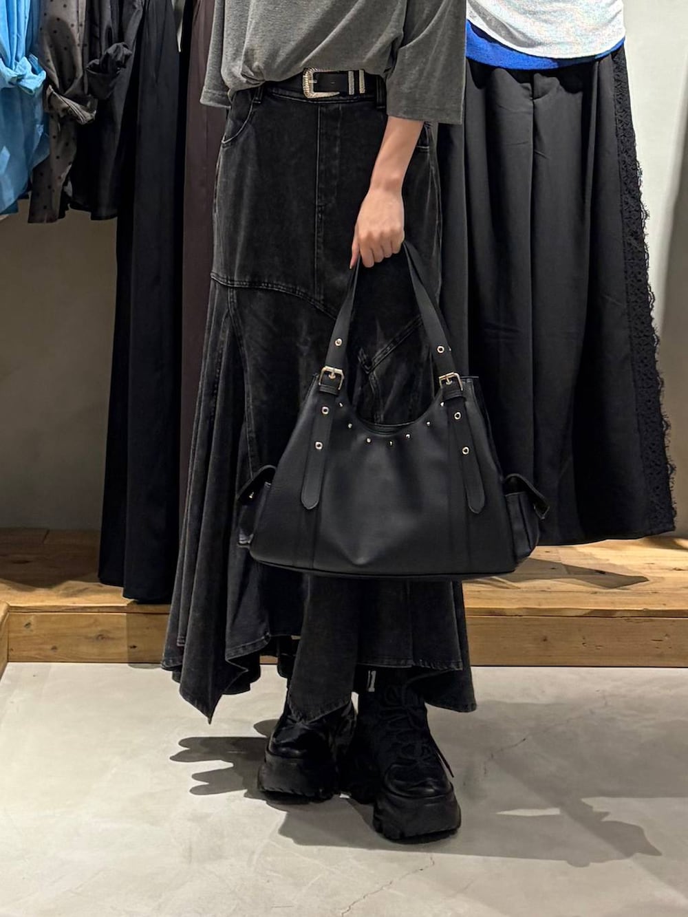ブラック系のスニーカー、ブラック系のデニムスカート、ブラック系のハンドバッグを着用したレディースの夏コーディネートの5枚目の写真