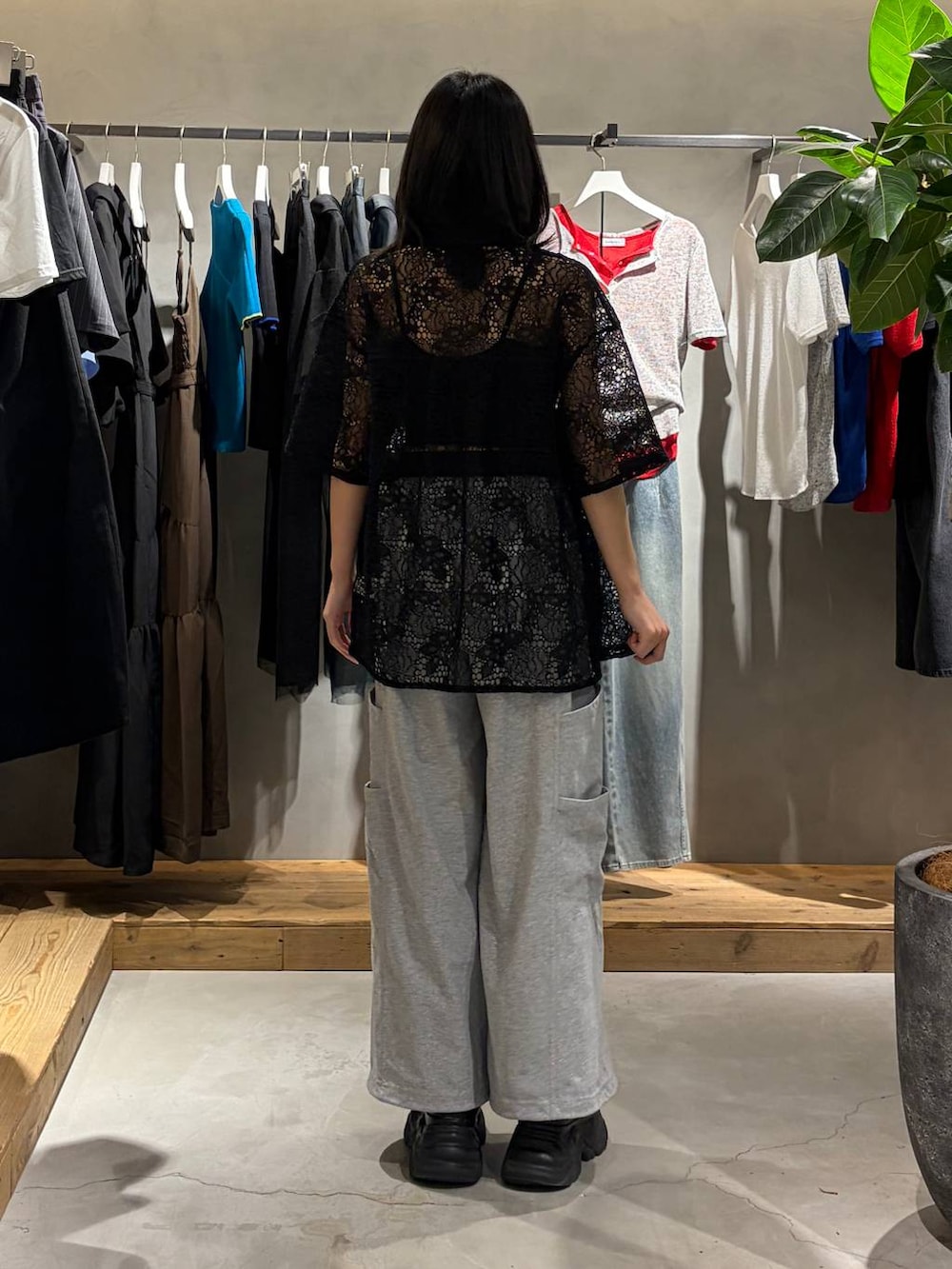 ブラック系のキャミソール、ブラック系のシャツ/ブラウス、グレー系のスウェットパンツを着用したレディースの夏コーディネートの3枚目の写真