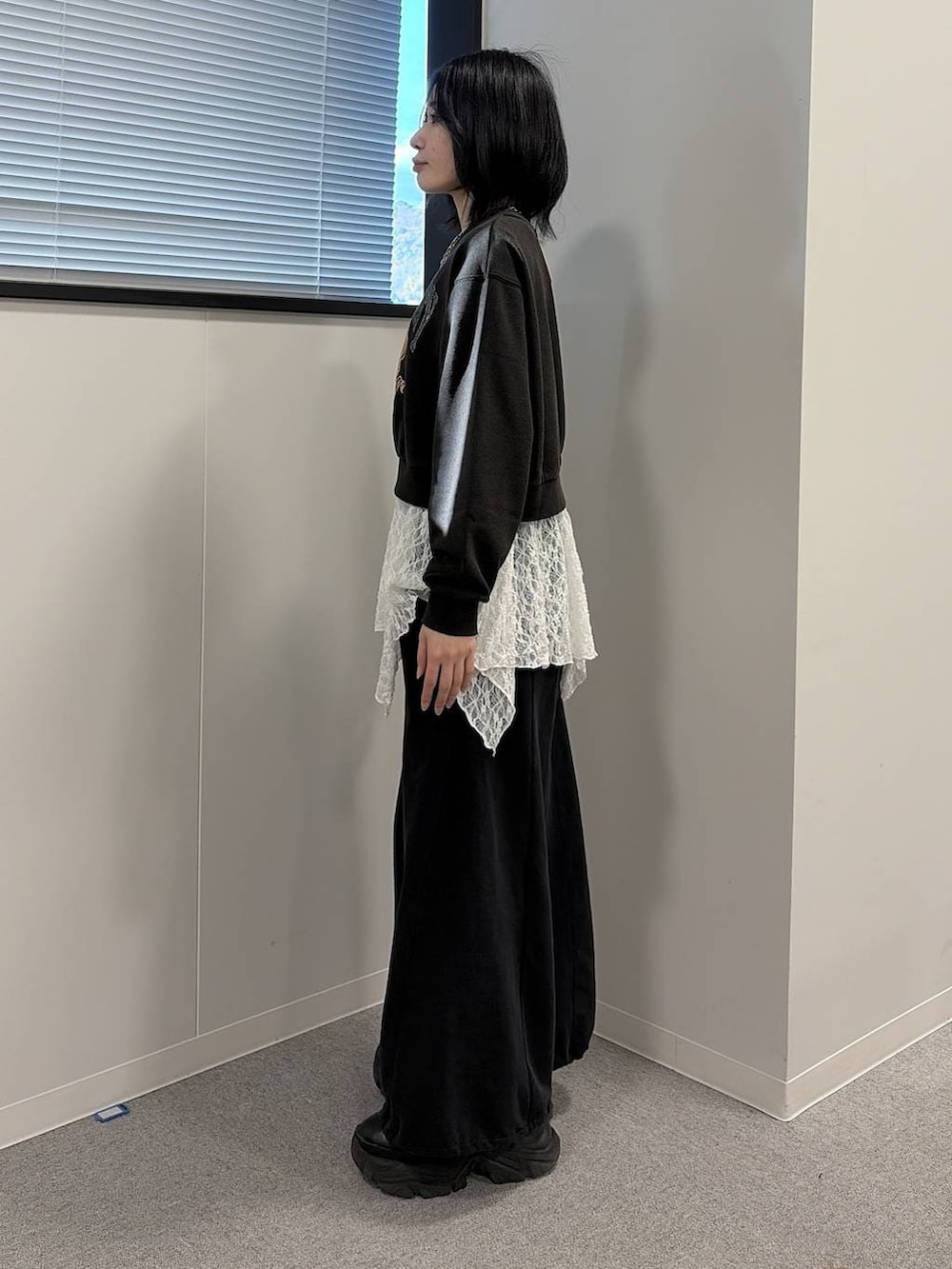 ブラック系のブーツ、グレー系のスウェット、ブラック系のスウェットパンツを着用したレディースの冬コーディネートの2枚目の写真