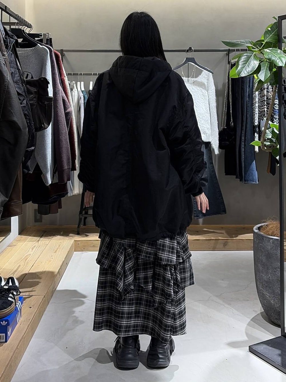 ブラック系のブーツ、ブラック系のスカート、ブラック系のブルゾンを着用したレディースの冬コーディネートの3枚目の写真