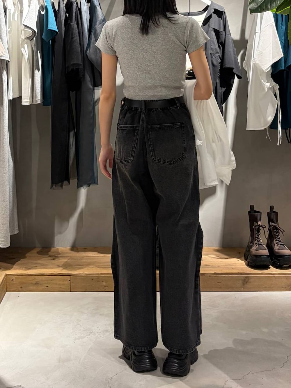 ブラック系のサンダル、ホワイト系のシャツ/ブラウス、グレー系のTシャツ/カットソーを着用したレディースの春コーディネートの8枚目の写真