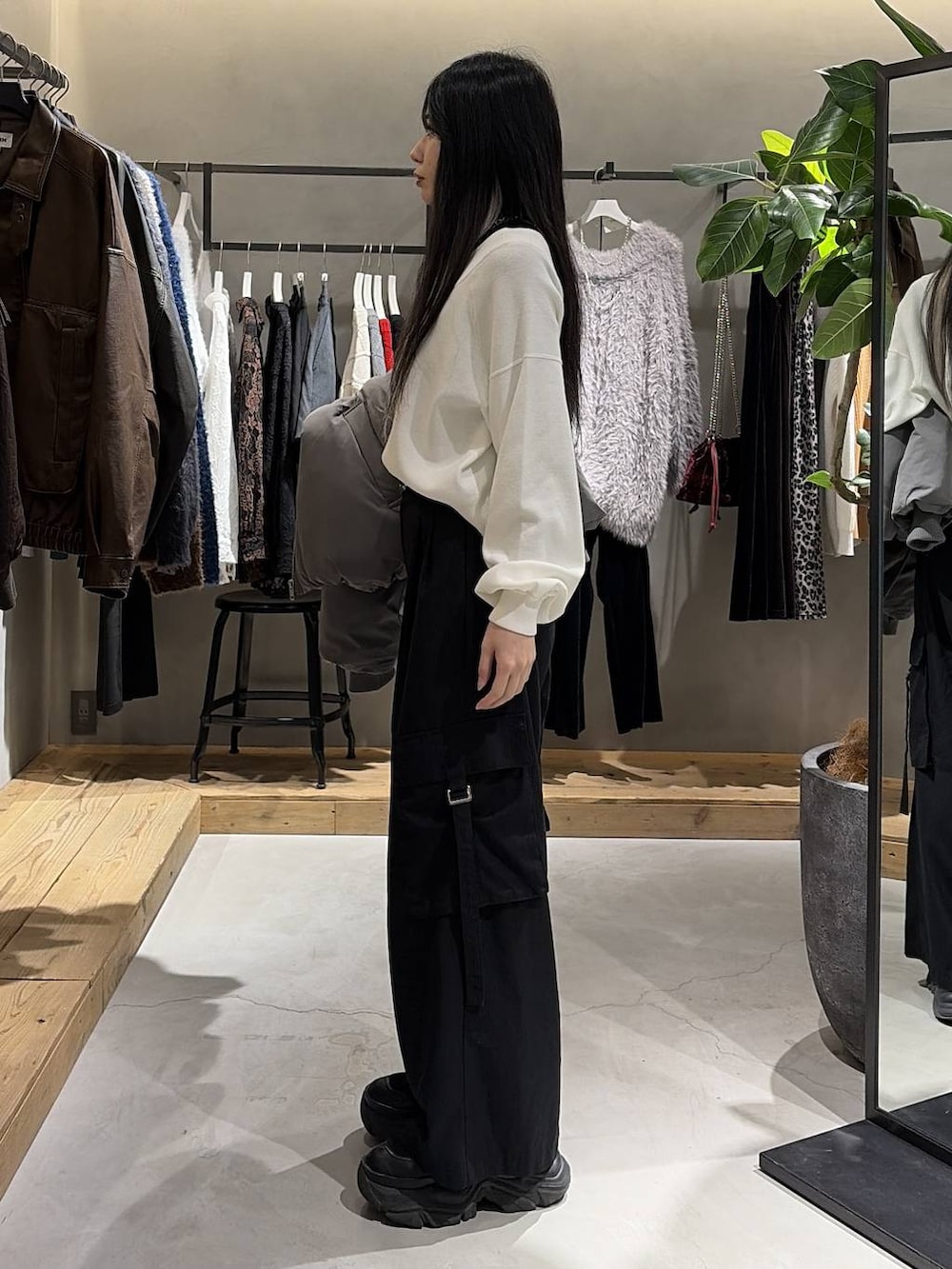 ブラック系のブーツ、グレー系のブルゾン、ブラック系のスラックスを着用したレディースの冬コーディネートの2枚目の写真