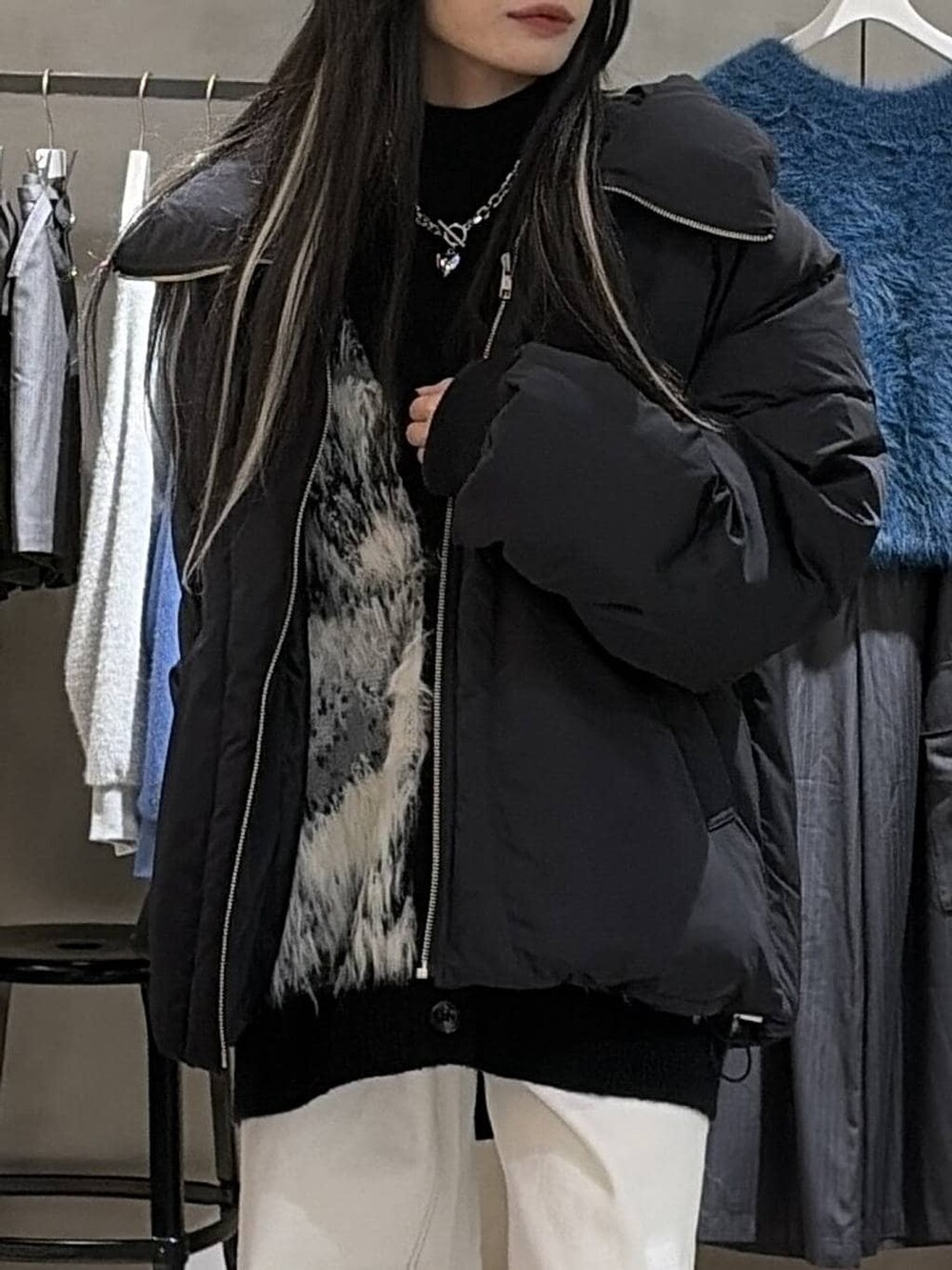 ブラック系のブルゾン、ブラック系のカーディガン/ボレロ、ブラック系のニット/セーターを着用したレディースの冬コーディネートの4枚目の写真