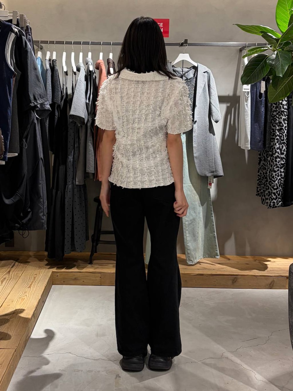 ブラック系のキャミソール、ブラック系のデニムパンツ、ホワイト系のシャツ/ブラウスを着用したレディースの夏コーディネートの3枚目の写真