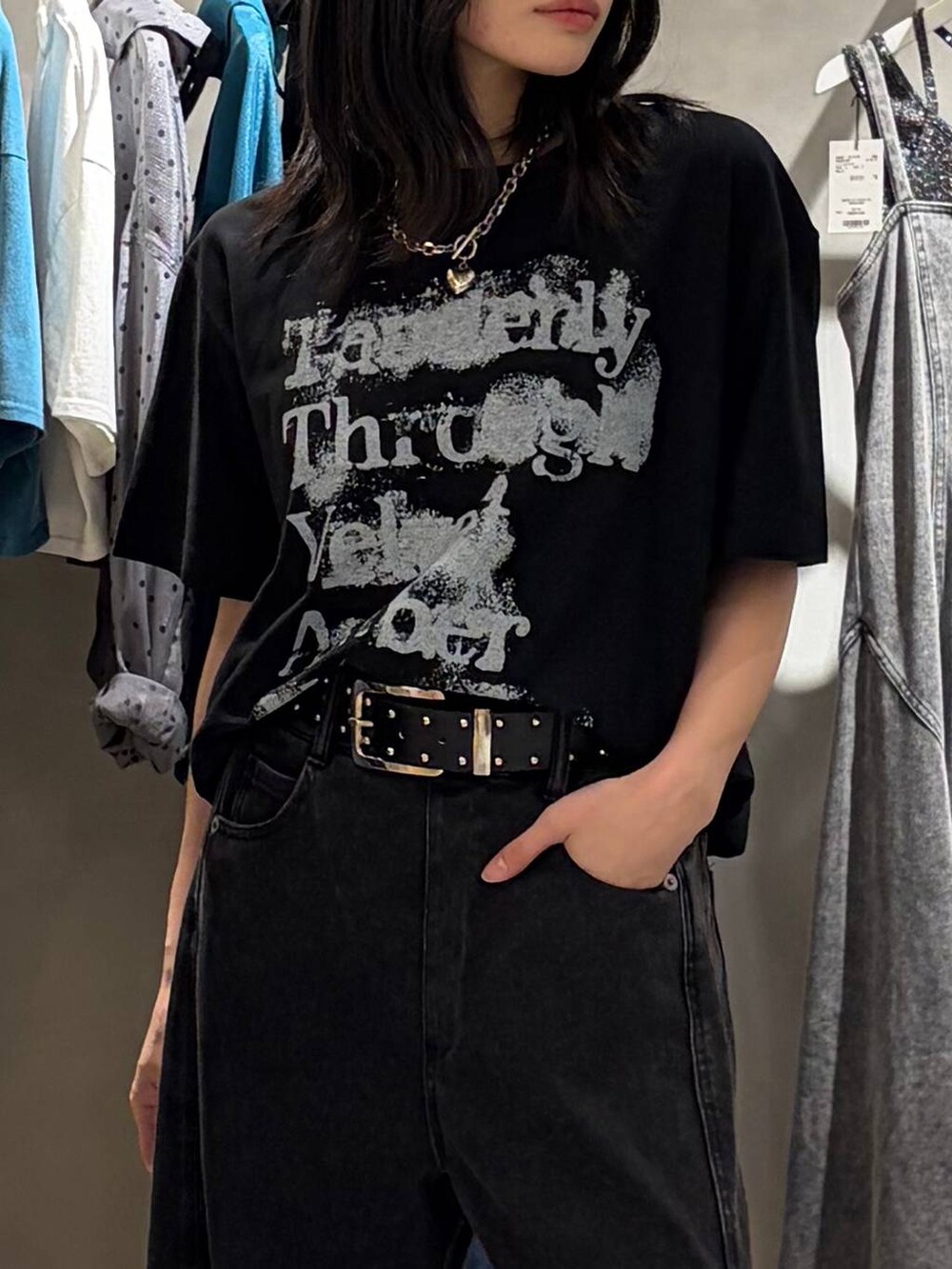 ブラック系のデニムパンツ、ブラック系のTシャツ/カットソー、ブラック系のサンダルを着用したレディースの夏コーディネートの4枚目の写真