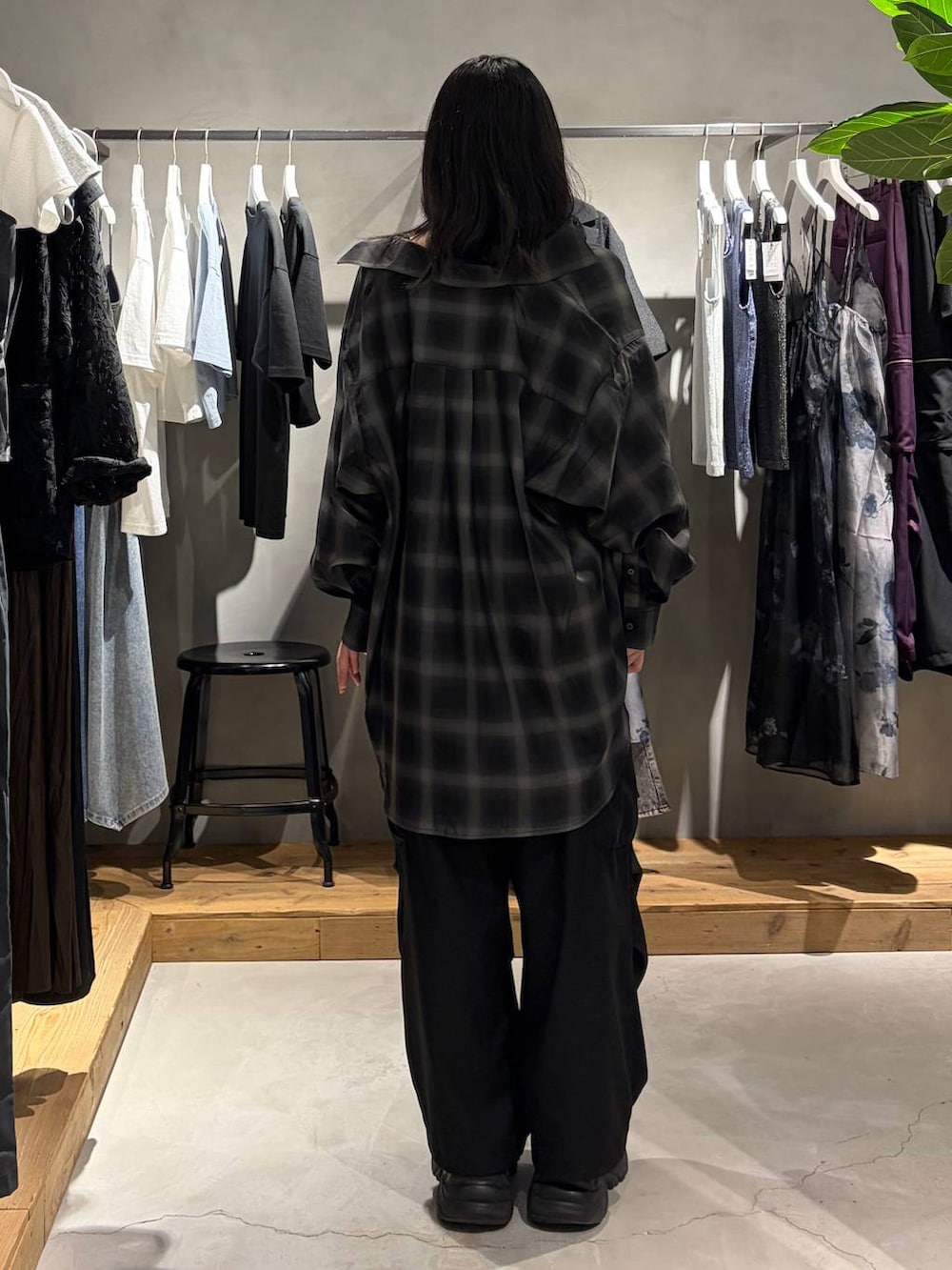 ブラック系のカーゴパンツ、ブラック系のシャツ/ブラウス、ブラック系のスニーカーを着用したレディースの夏コーディネートの3枚目の写真