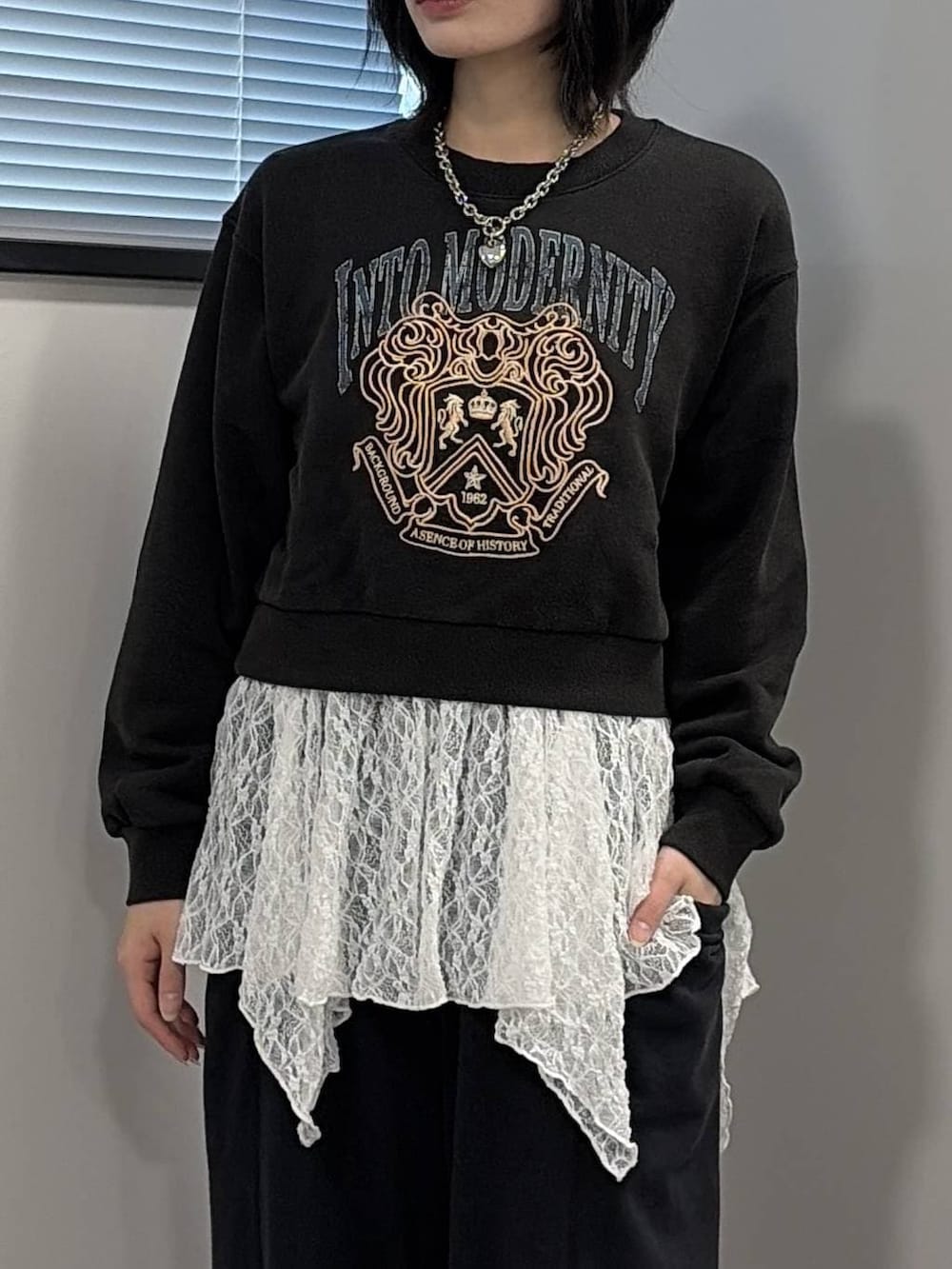 ブラック系のブーツ、グレー系のスウェット、ブラック系のスウェットパンツを着用したレディースの冬コーディネートの4枚目の写真